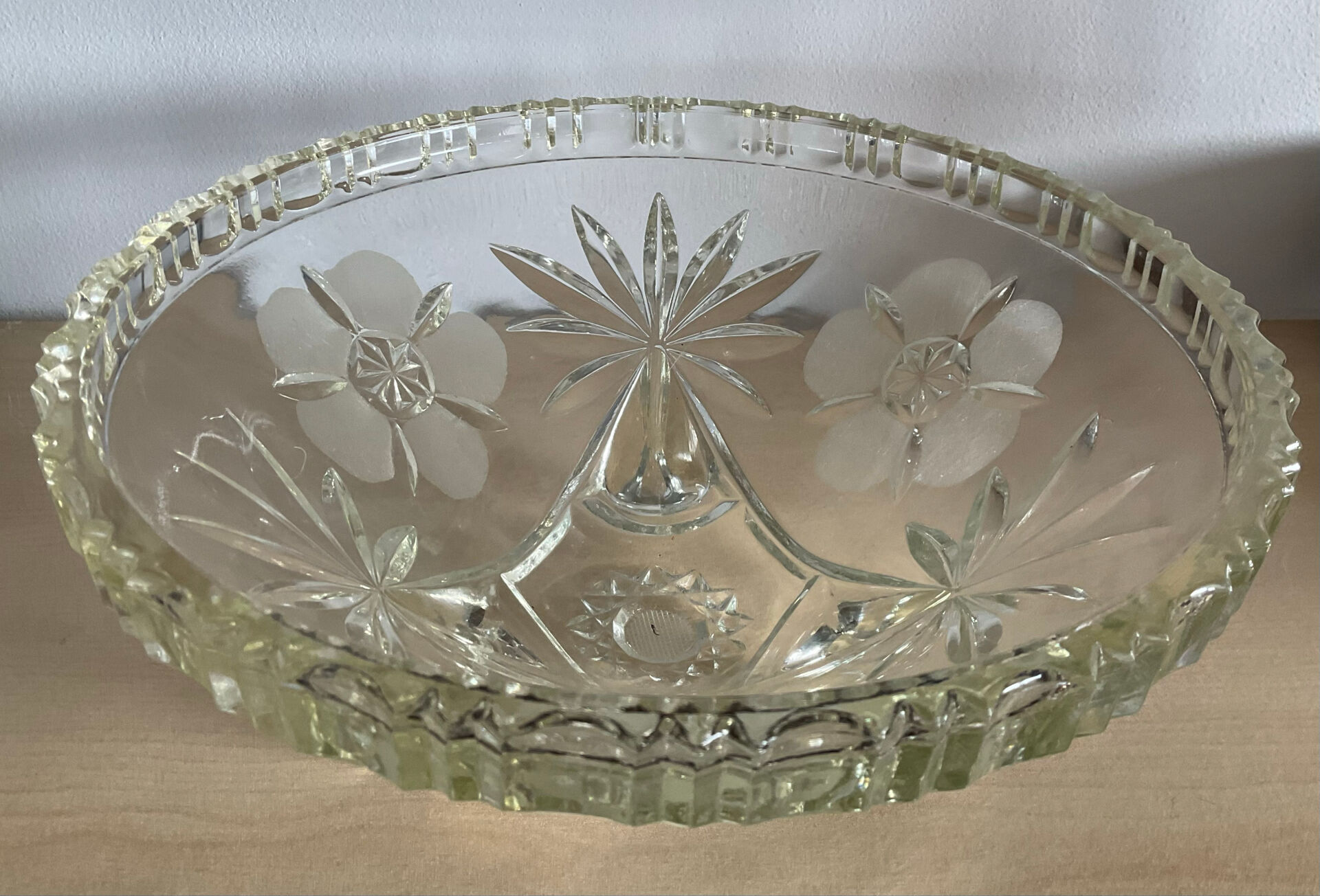 Art Deco tripod bowl in engraved glass