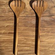Couvert à salade ou grande cuillère en teck ovale fendue. L18 D8,5