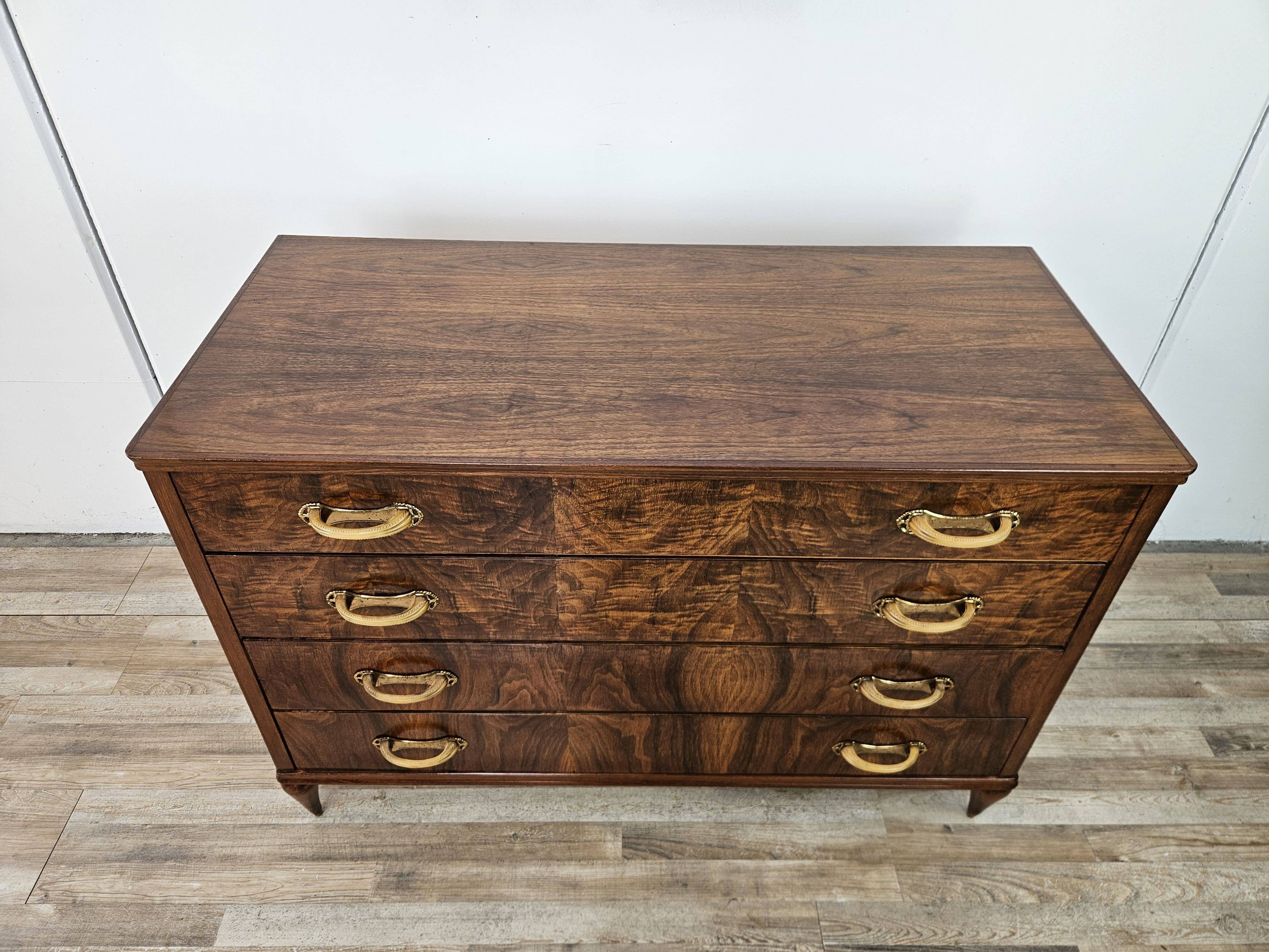 Art Decò chest of drawers in walnut burl with four drawers