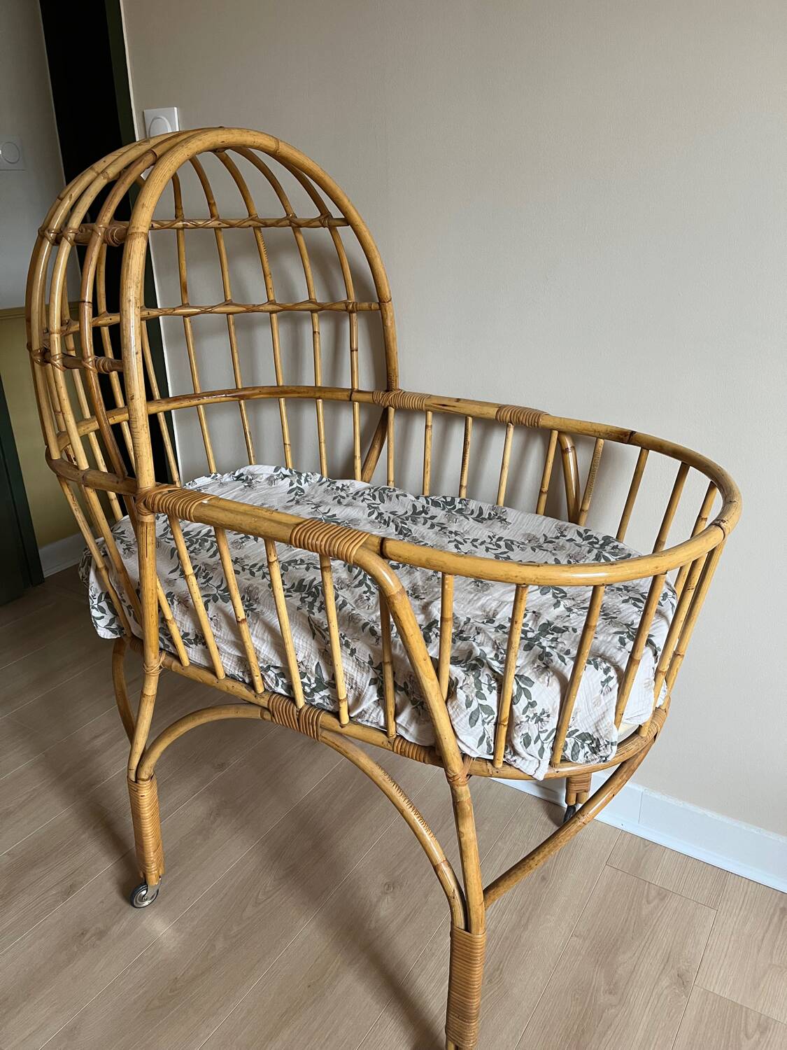 Berceau ancien en rotin