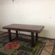 Table en acajou avec angles laiton
