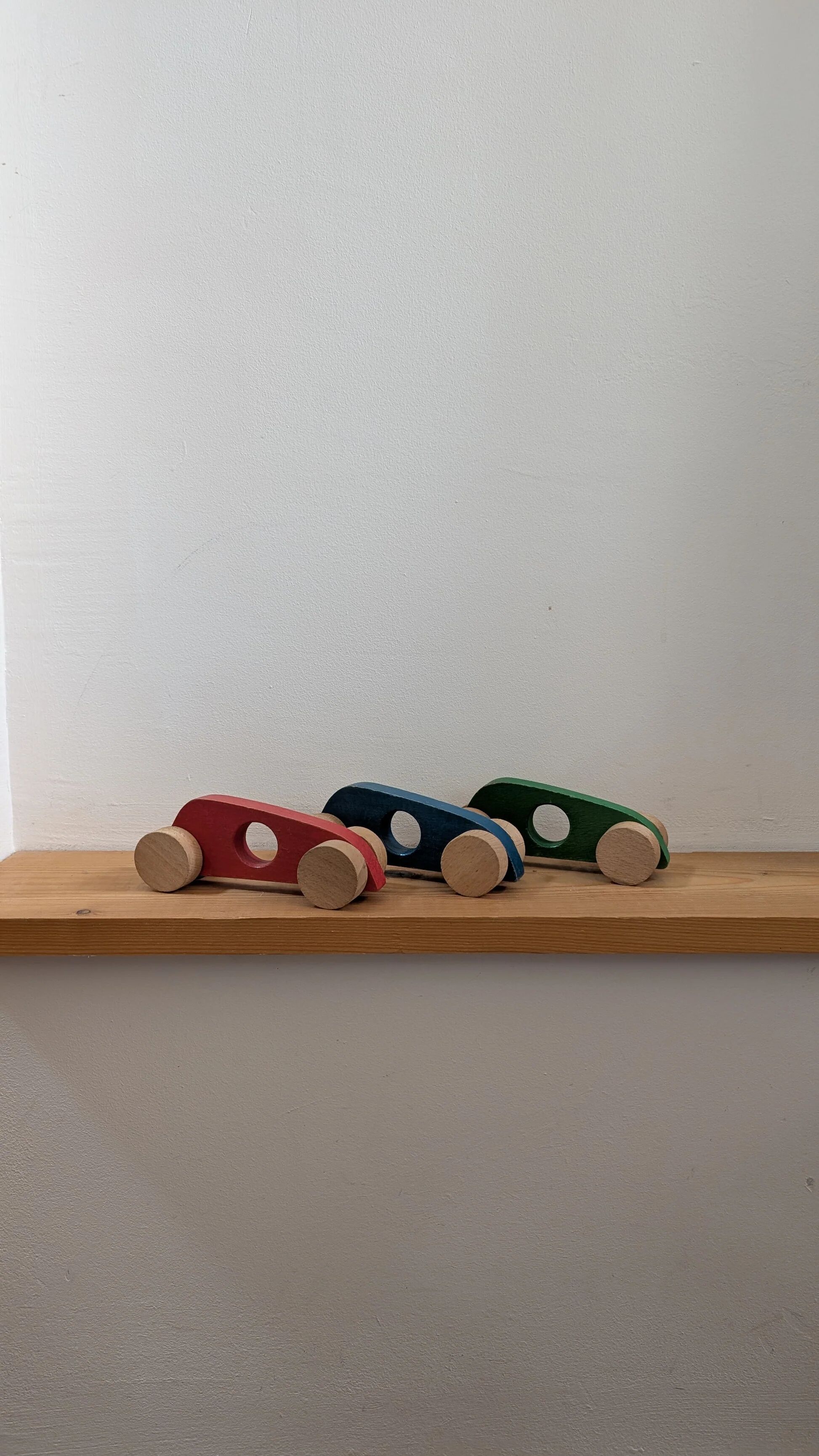 Trio de voitures de course vintage en bois