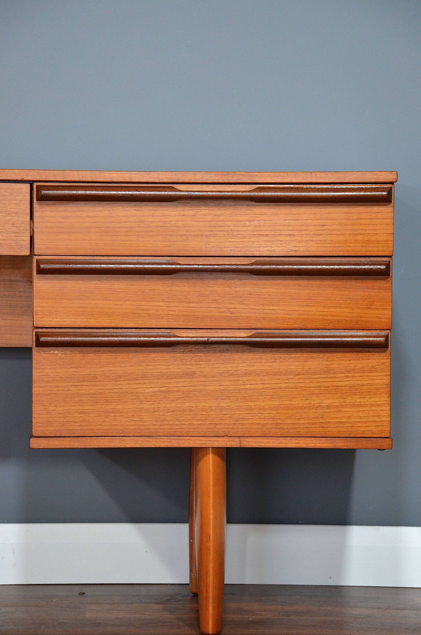 Bureau / Table de maquillage en teck vintage Avalon du milieu du siècle. Livraison. Moderne / D