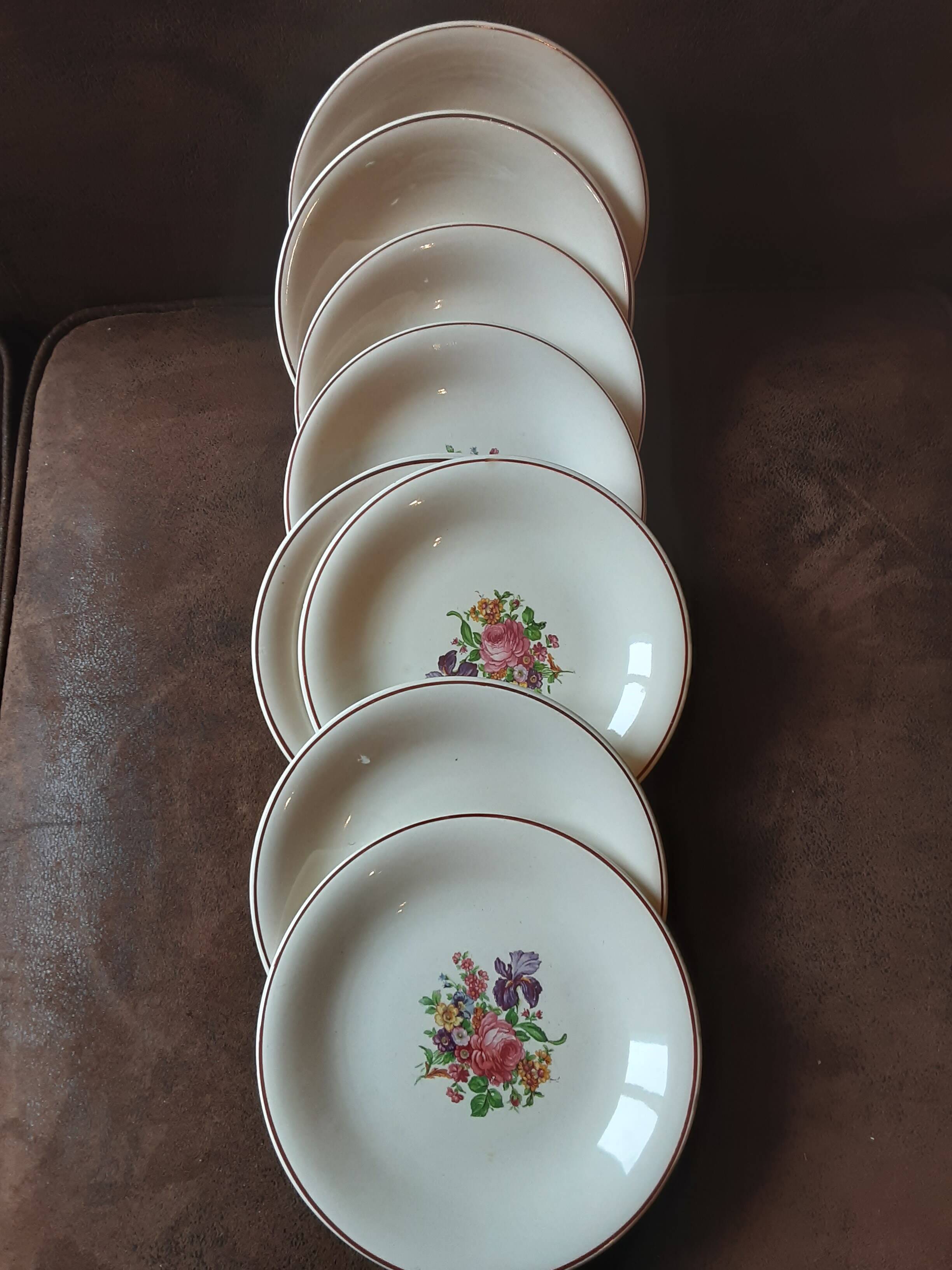 Set of 10 dessert plates. Salins