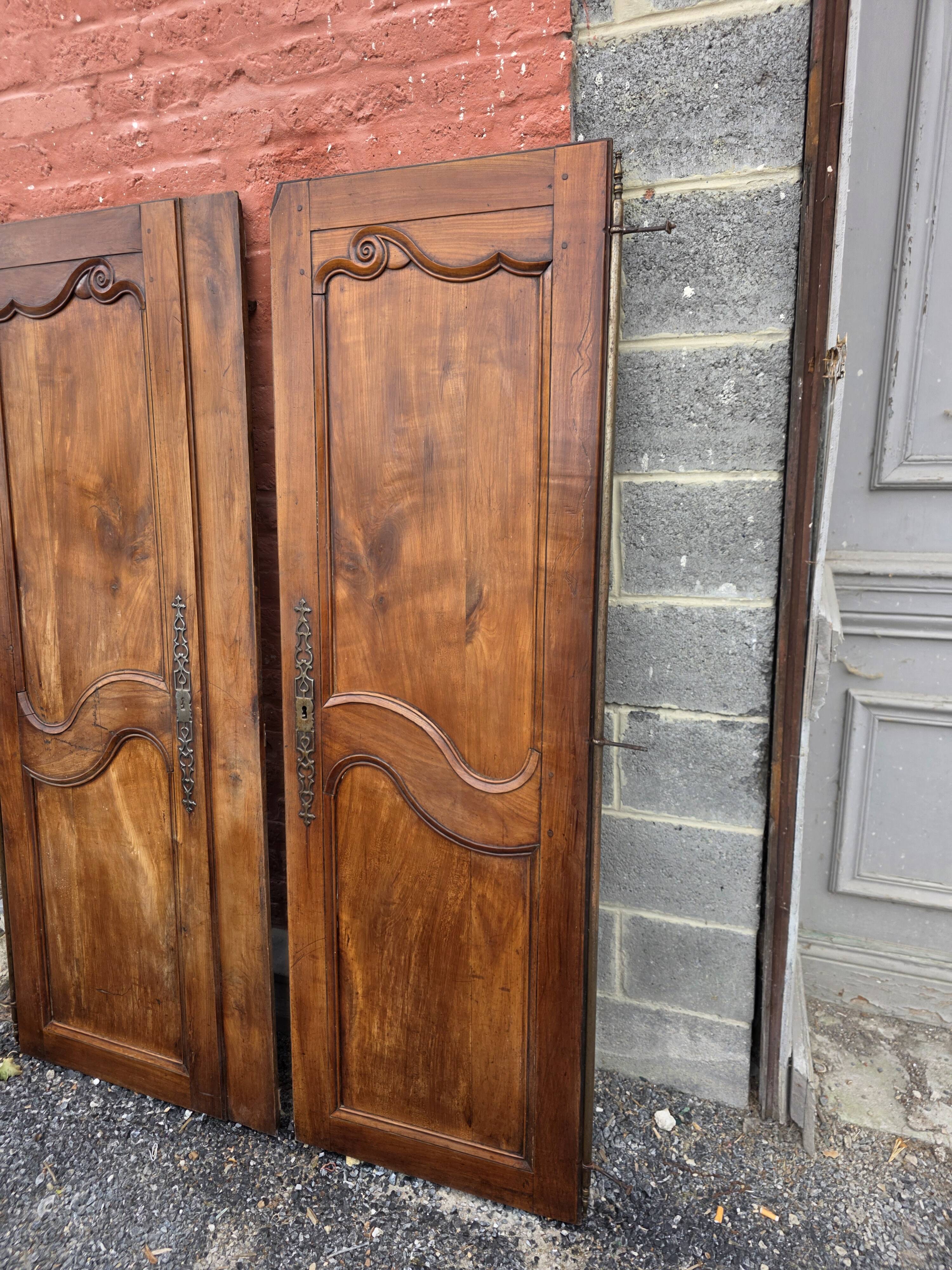 Paire de portes de placard style Louis XV en merisier massif