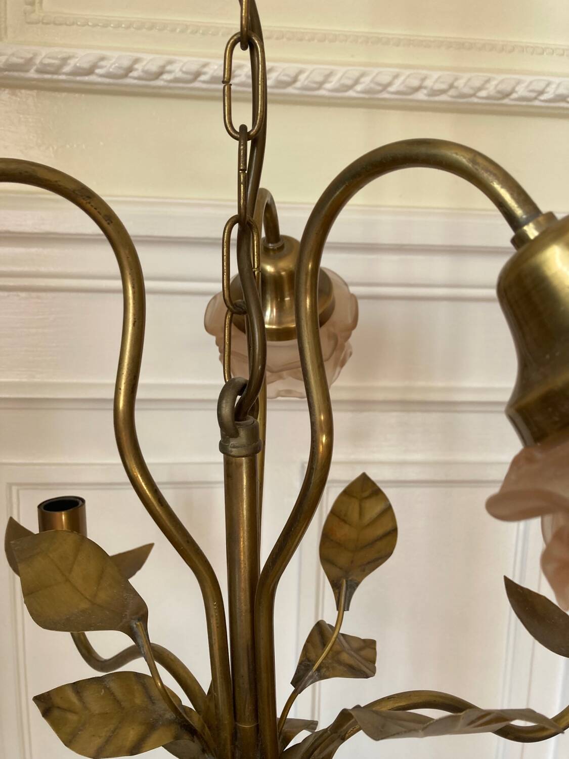 Set of chandelier and 2 wall lights in gold metal and glass roses