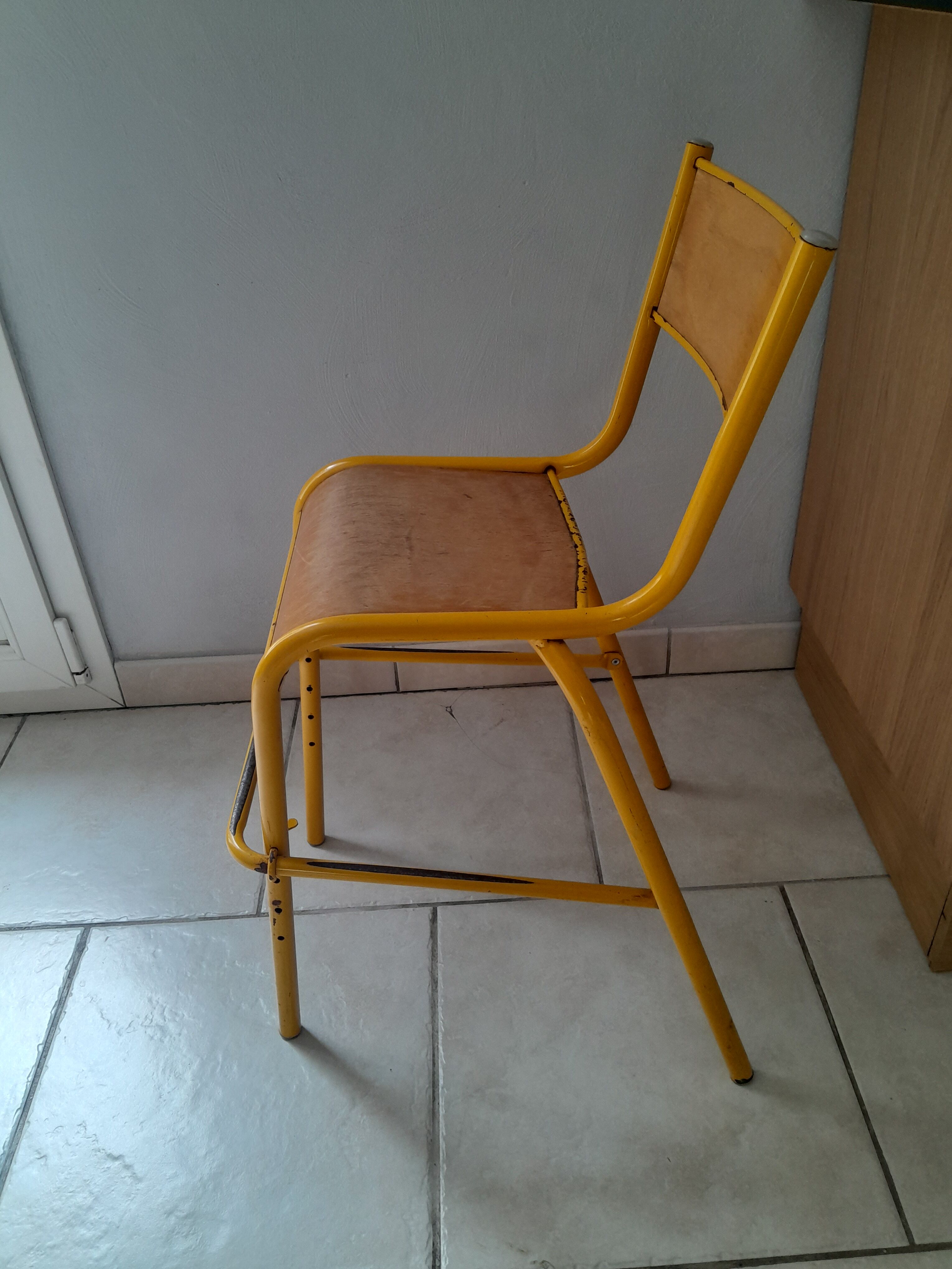 Chaise haute d'école vintage