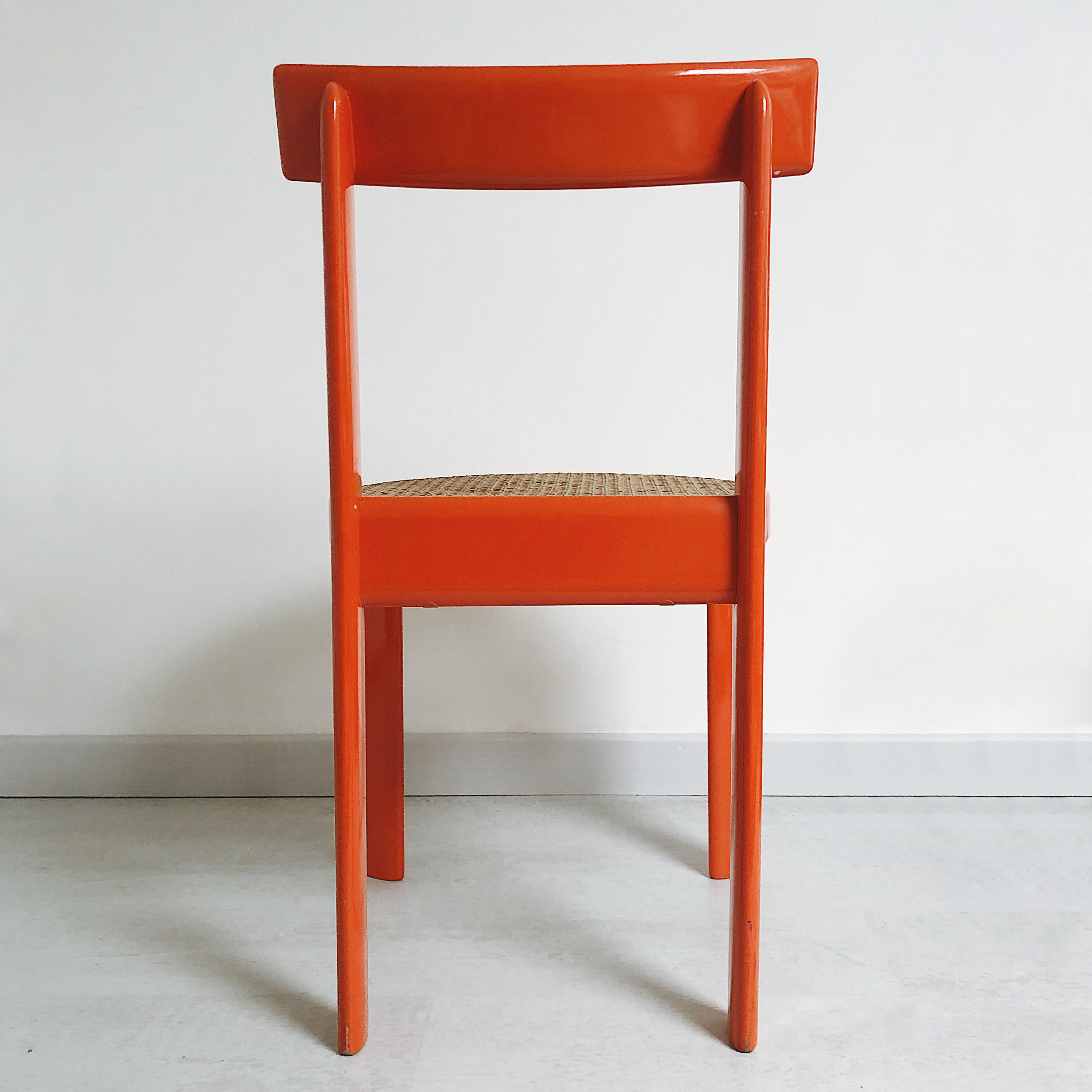 Chaise vintage en bois laqué orange et assise cannage