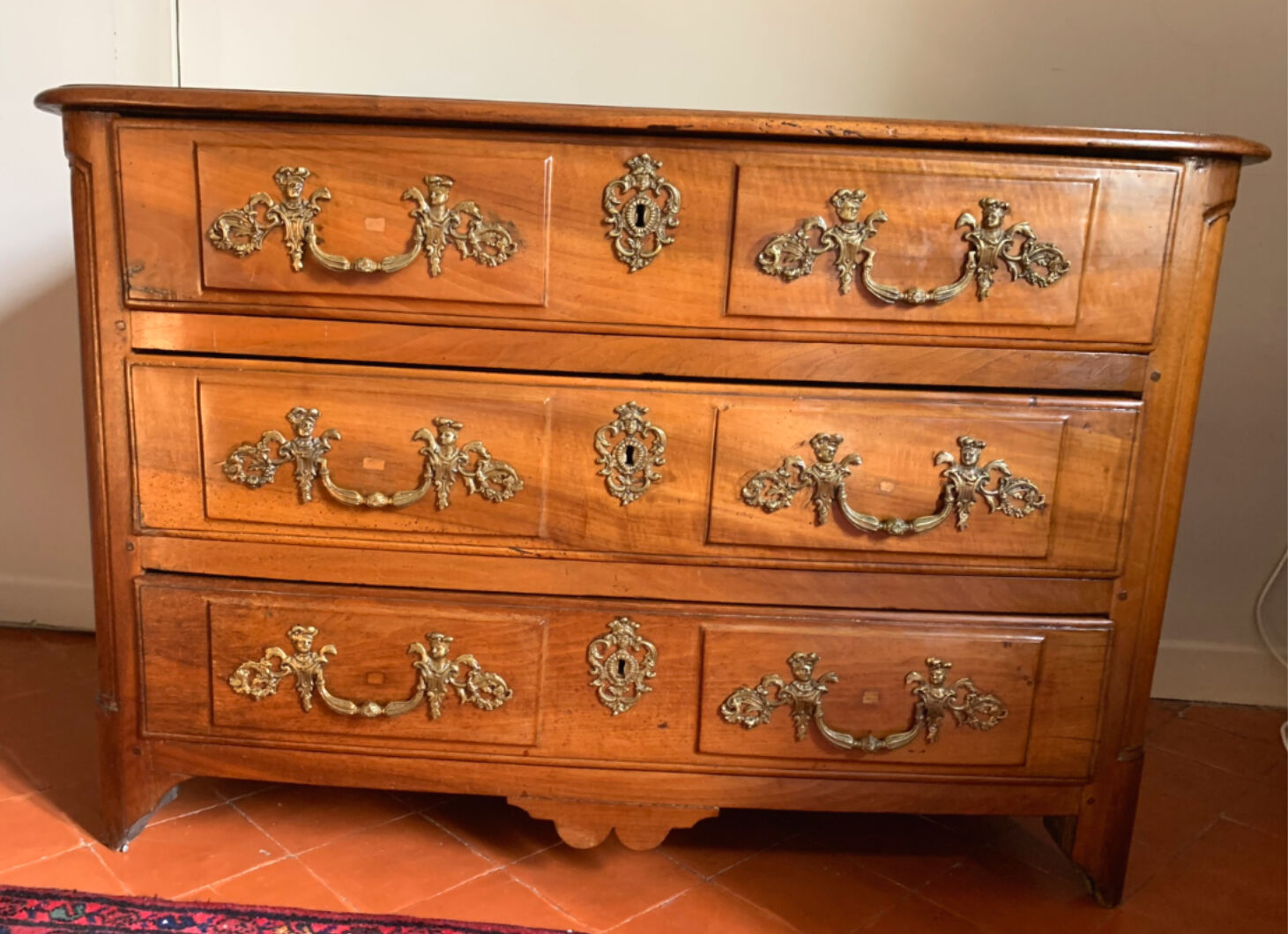 Blond walnut chest of drawers with three drawers. XVIIIth century