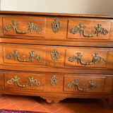 Commode en noyer blond à trois tiroirs XVIIIeme siecle