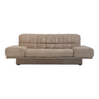 1980s two-seater sofa produced by the German manufacturer Rolf Benz