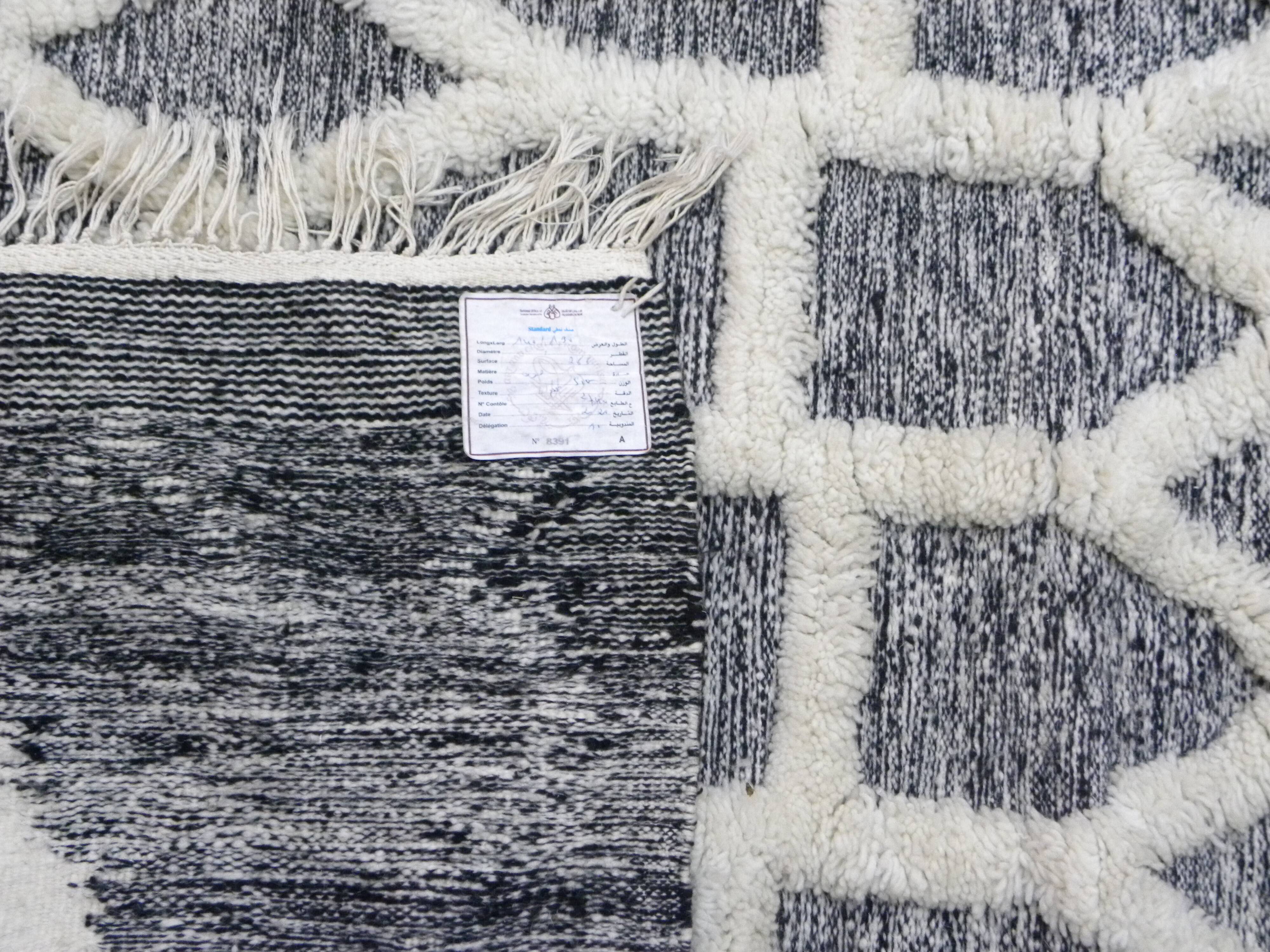 Modern Berber wool rug – Handmade Moroccan rug in grey and ecru.
