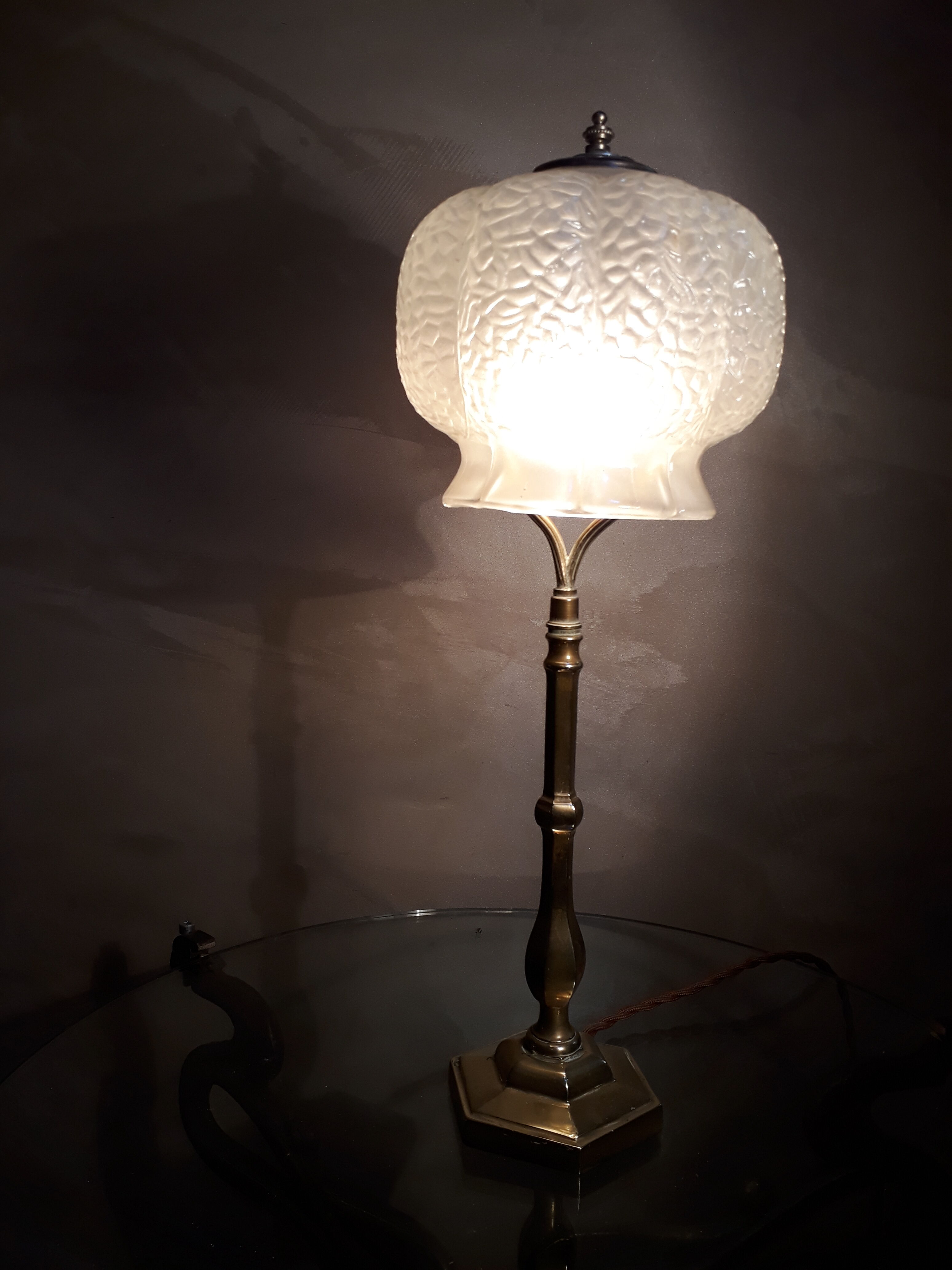 Large brass lamp and its moulded glass in the shape of a bell, art deco style 1930 electrici