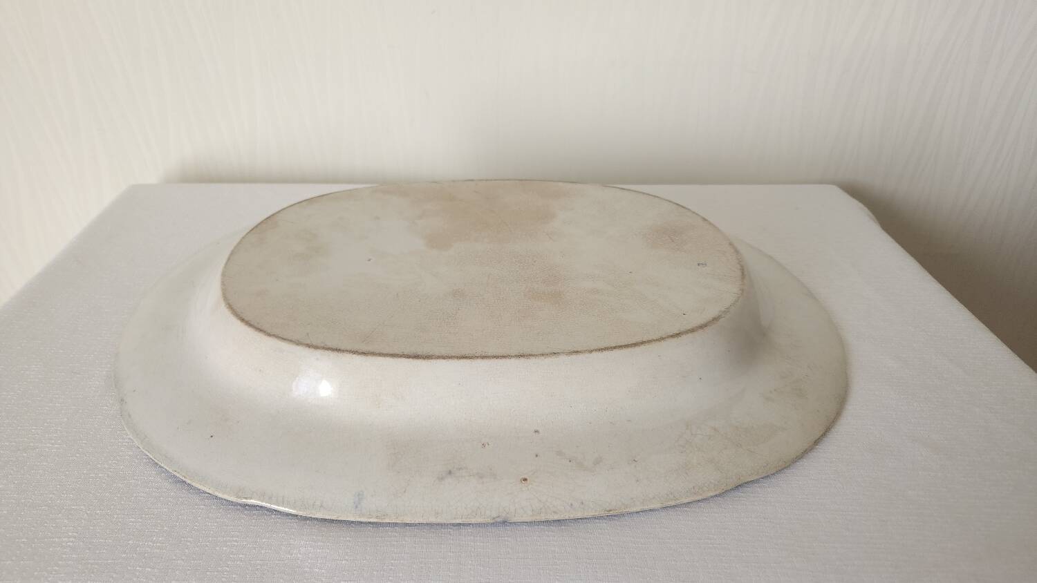 Oval dish, Chinese decoration, French porcelain, 19th century.