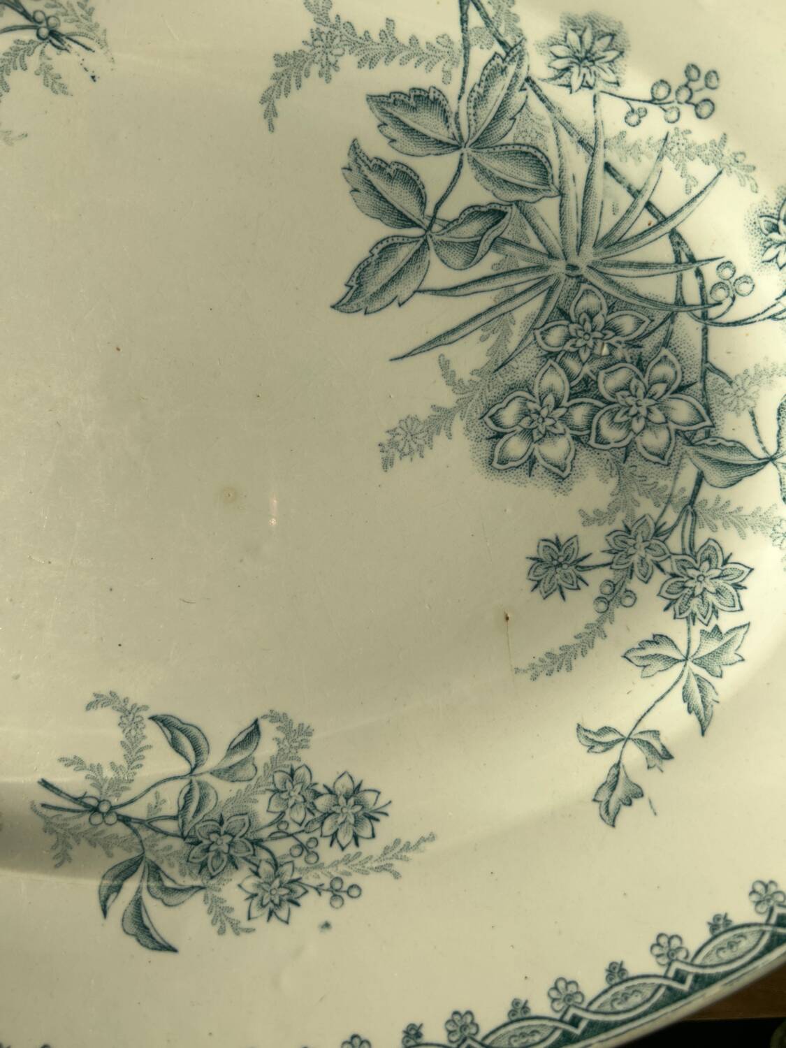 Oval iron earth plate The Amandinoise model Margot