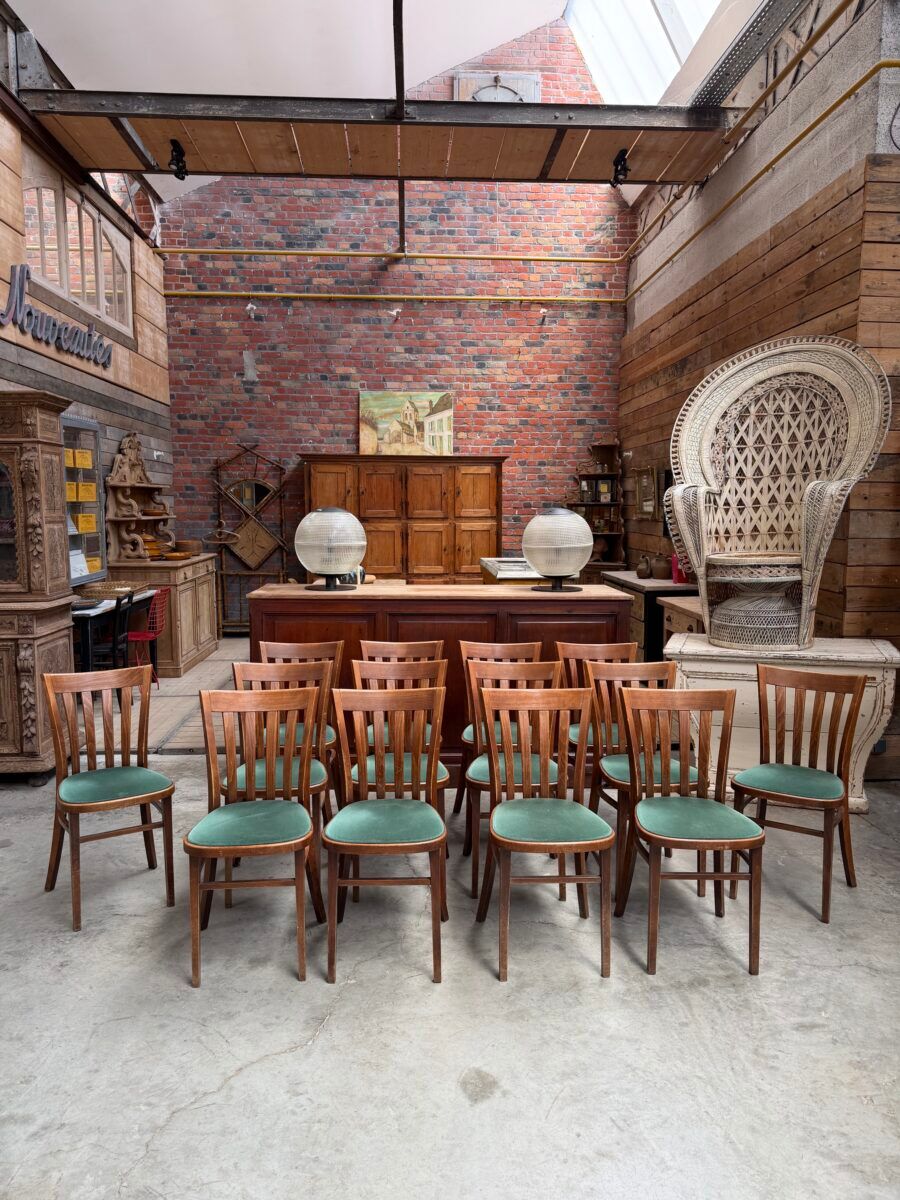 Suite de 14 chaises de bistrot