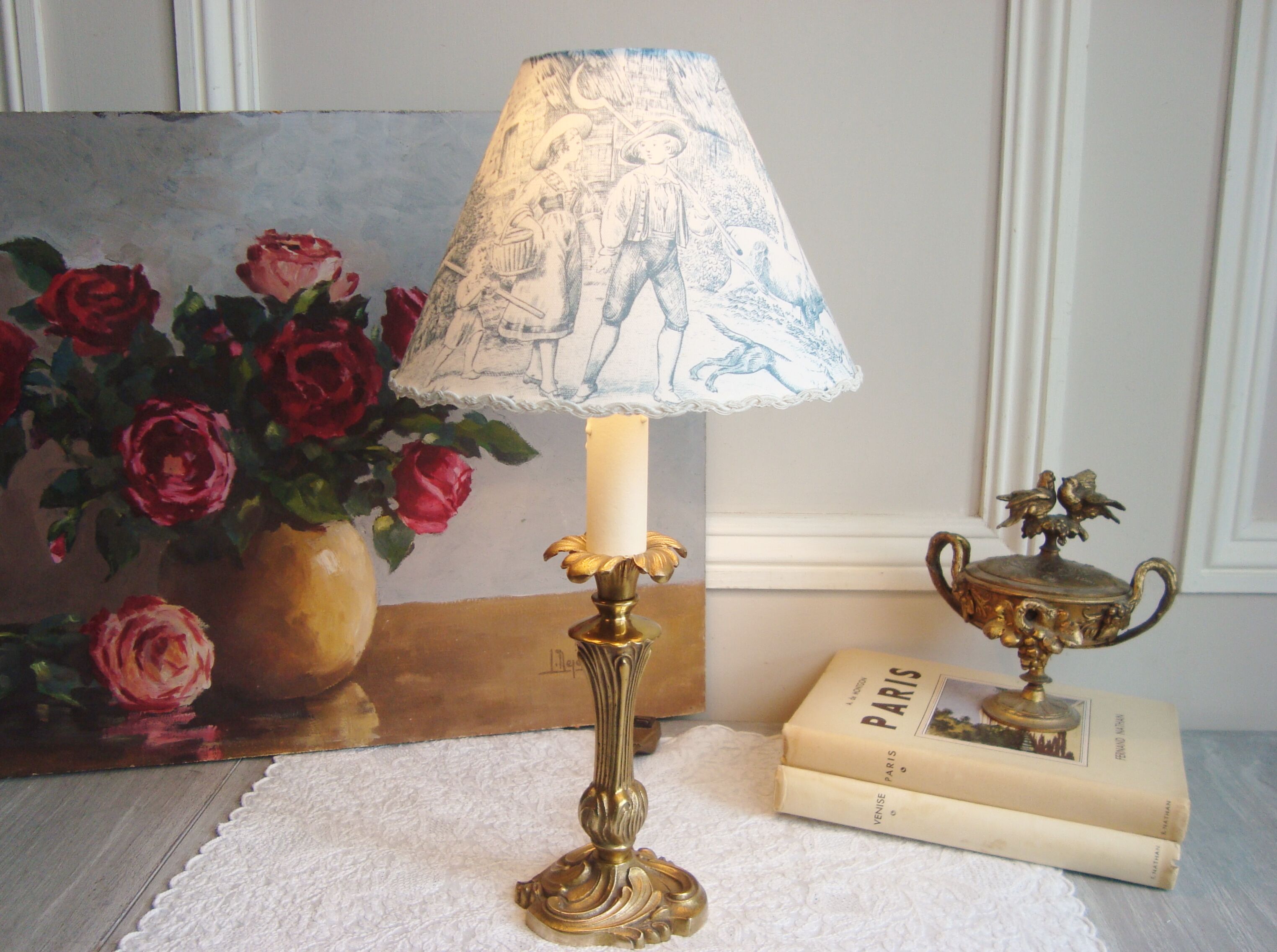 Small vintage lamp with its lampshade in toile de Jouy