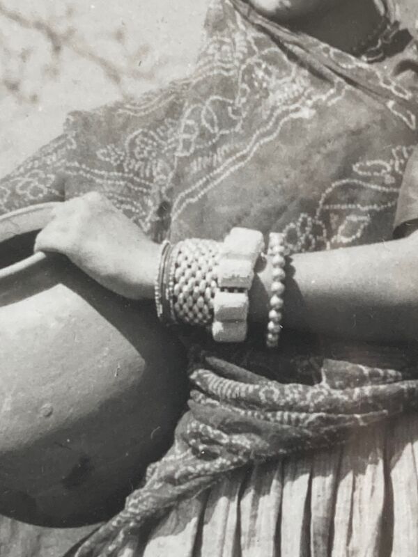 Photographie originale de Suraj N. Sharma : jeune femme et amphore