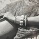 Photographie originale de Suraj N. Sharma : jeune femme et amphore