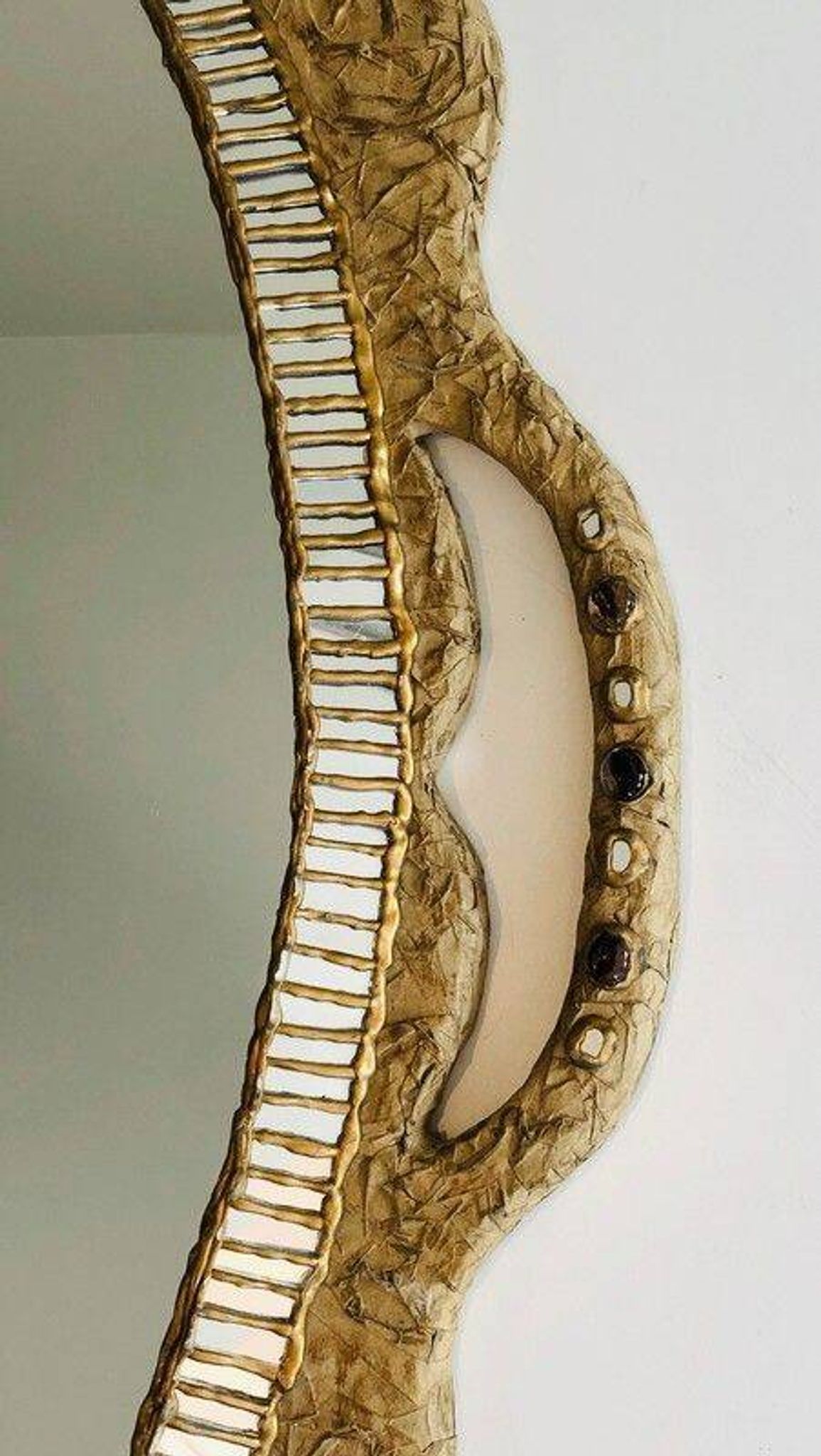 Miroir en papier mâché, incrustations et marqueterie de miroirs