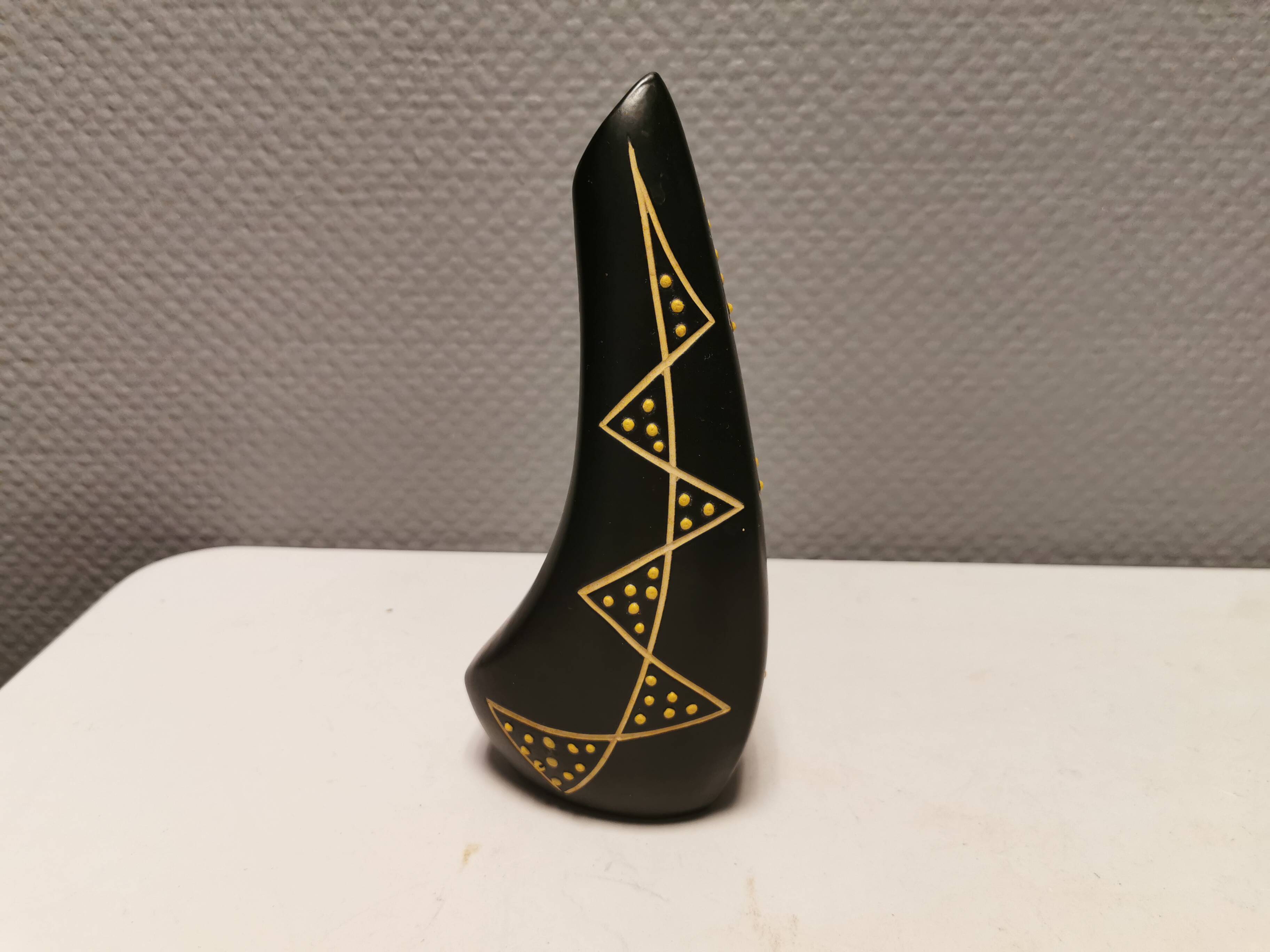 Sculptural black vase with yellow pattern from Hedebo Keramik Denmark 1950-1960s.