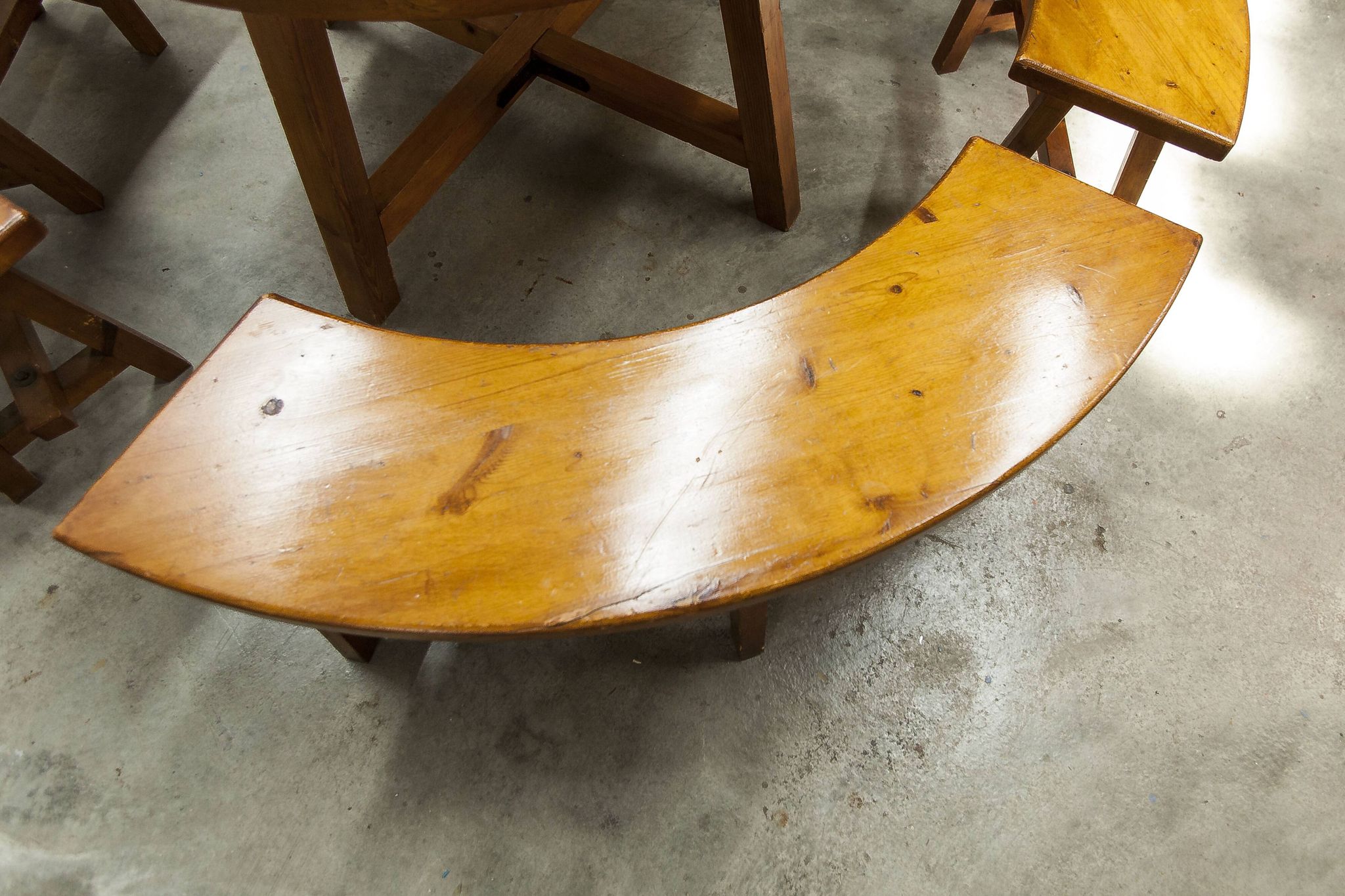 Brutalist ensemble round table 113cm and its 4 rounded stools 1960