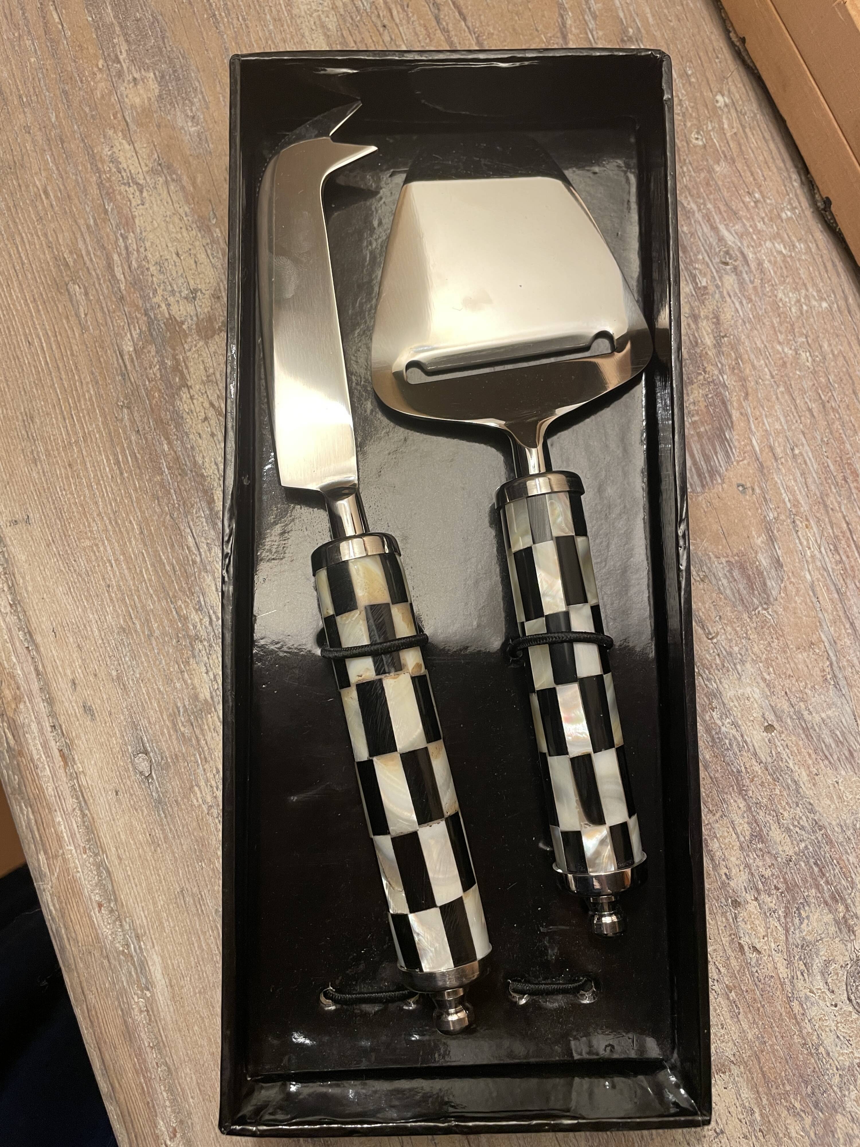 Set of serving cheese knives