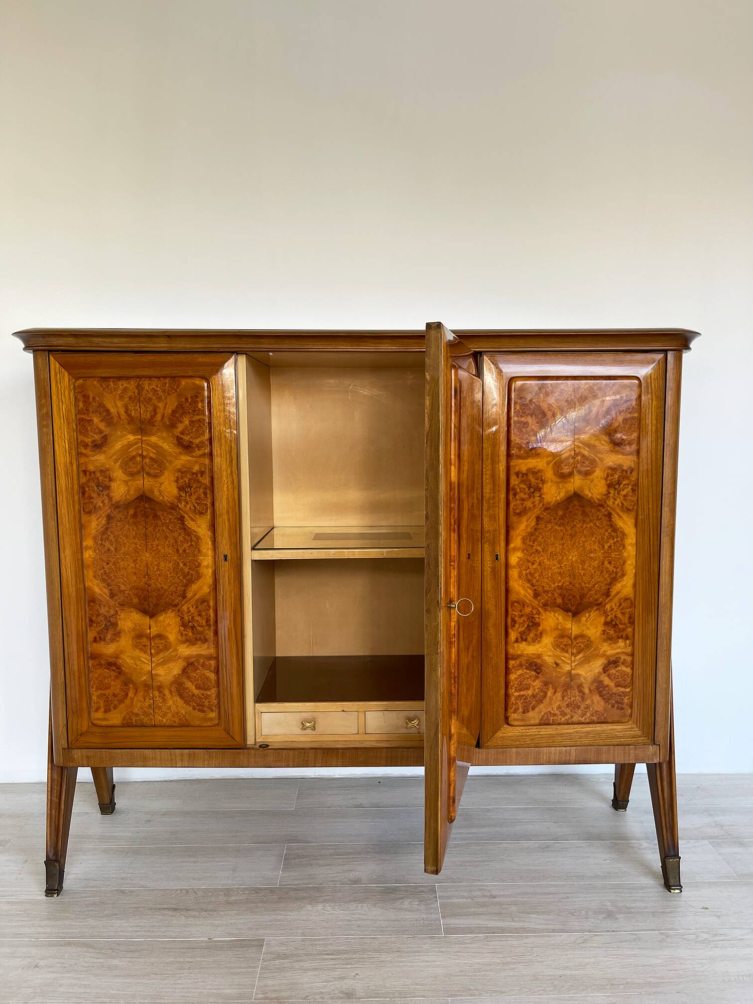 AB Vighizzolo mobili - Sideboa en ronce de noyer Cantu unique italien du milieu du siècle