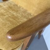 Fauteuil moderne du milieu du siècle restauré en tissu velours jaune et cadre en bois clair