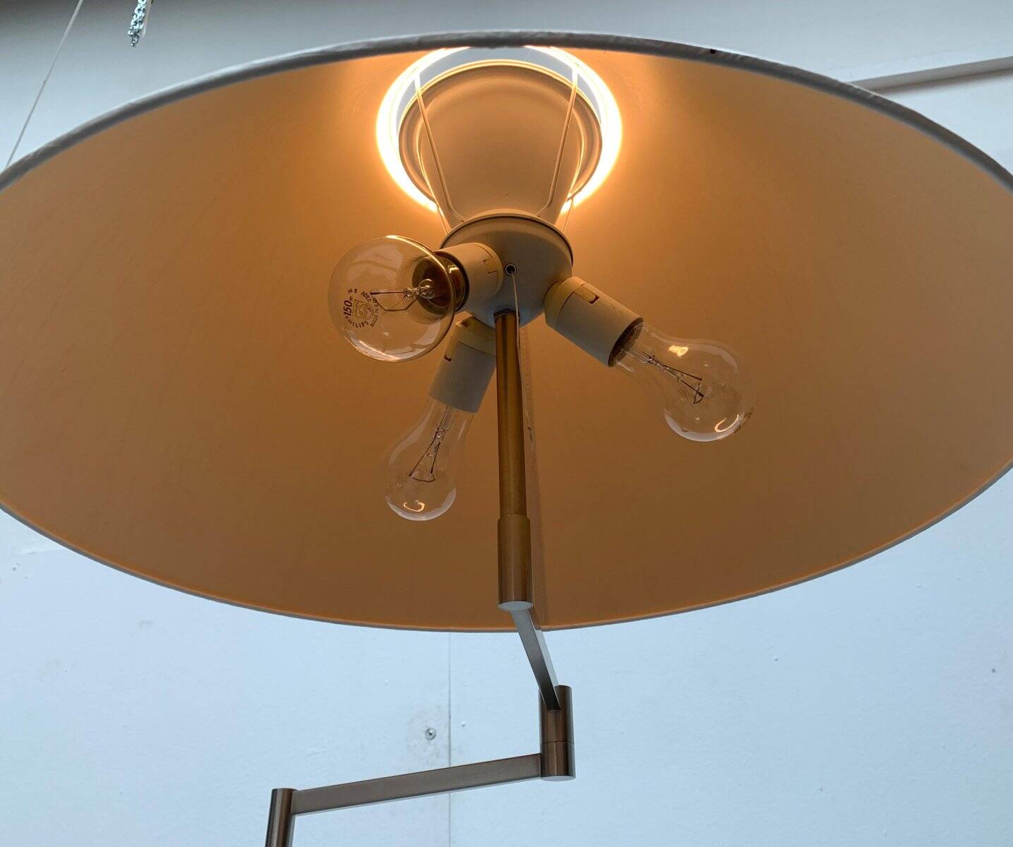 Adjustable floor lamp