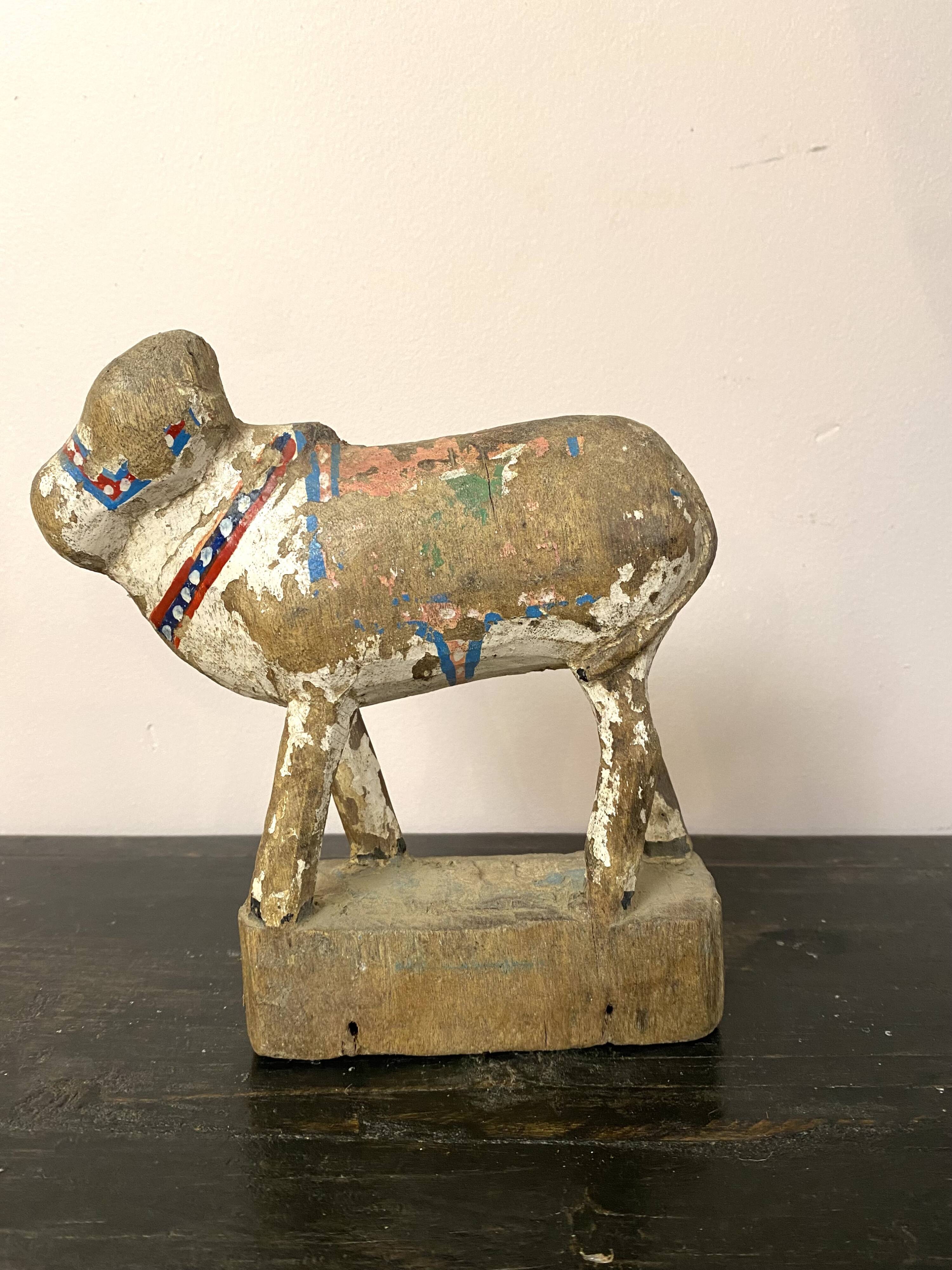 Sculpture en bois représentant une vache sacrée