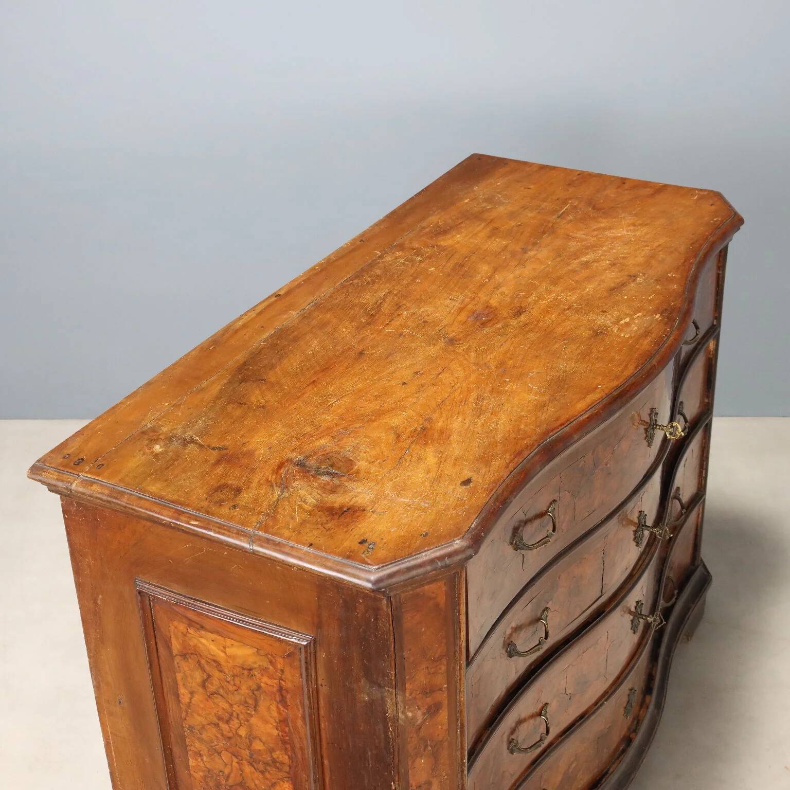 Baroque walnut commode - Lombardy 17th century