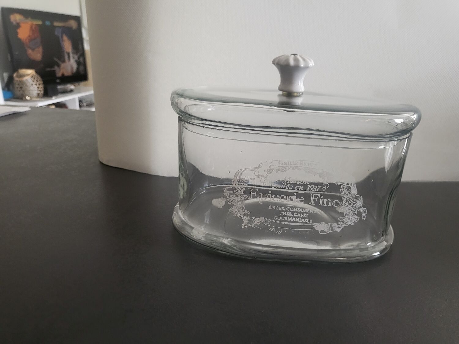 Transparent spices pot