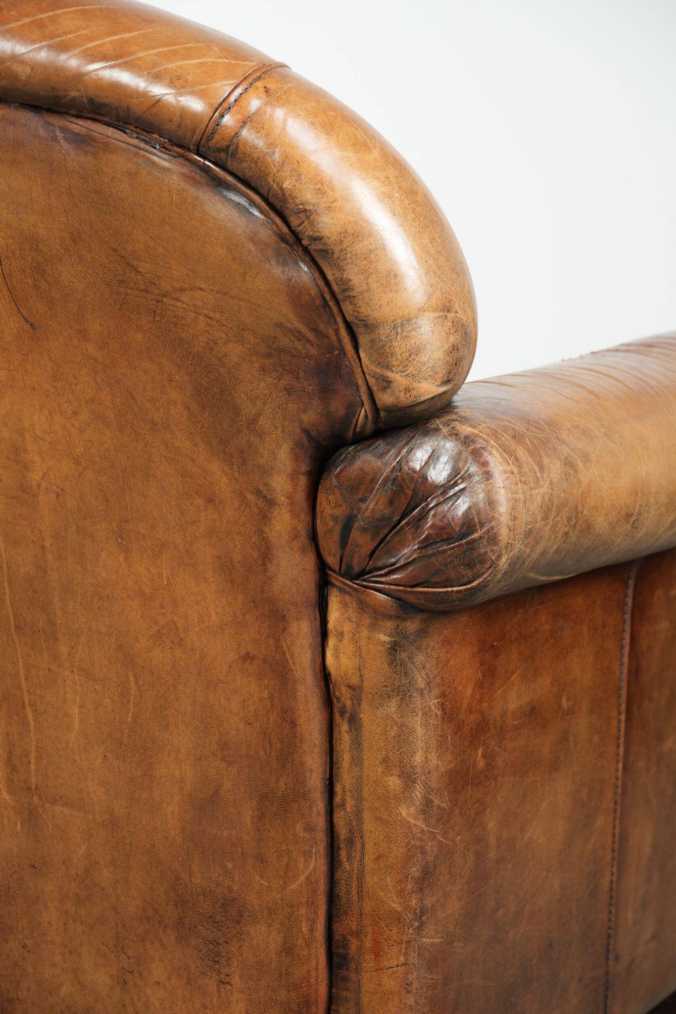 Sheepskin armchair with a beautiful vintage look and decorative nail finish