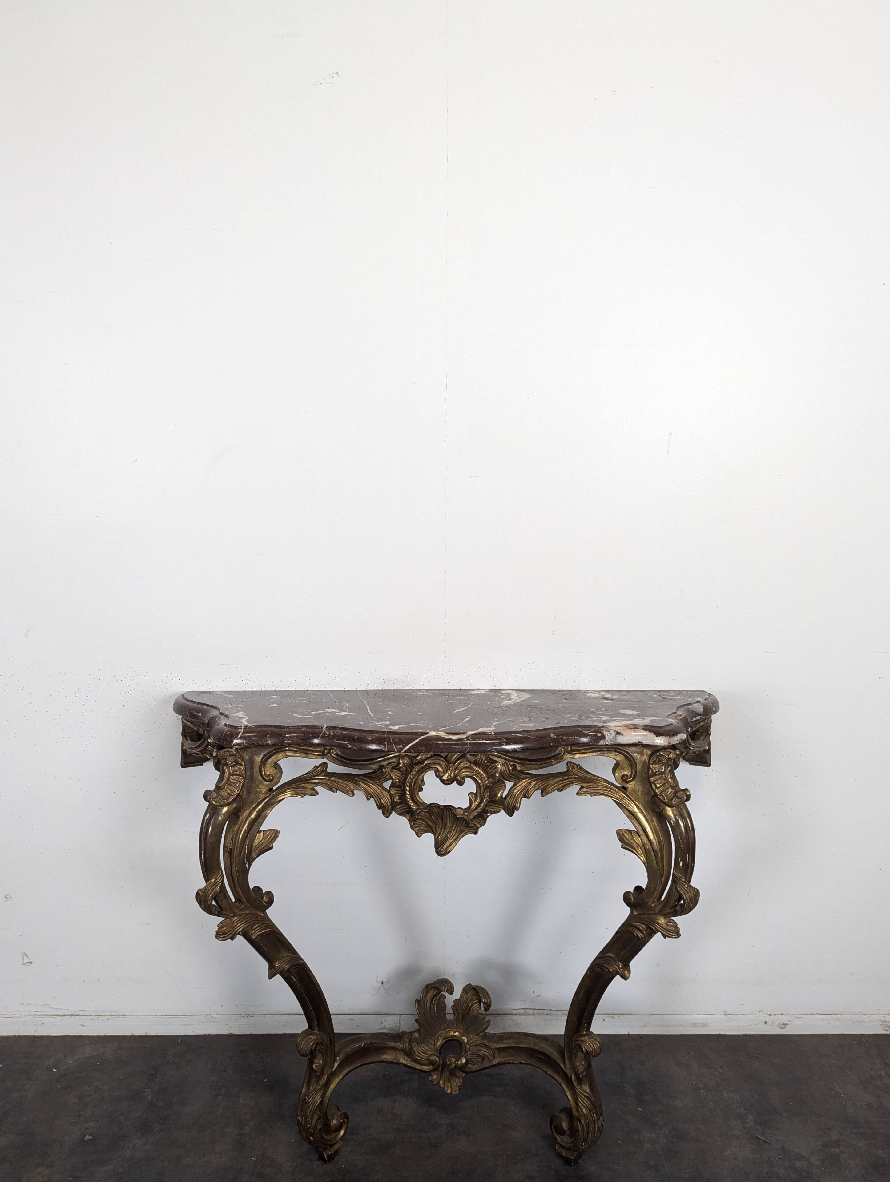 Console Louis XV en bois doré sculpté dessus marbre rouge