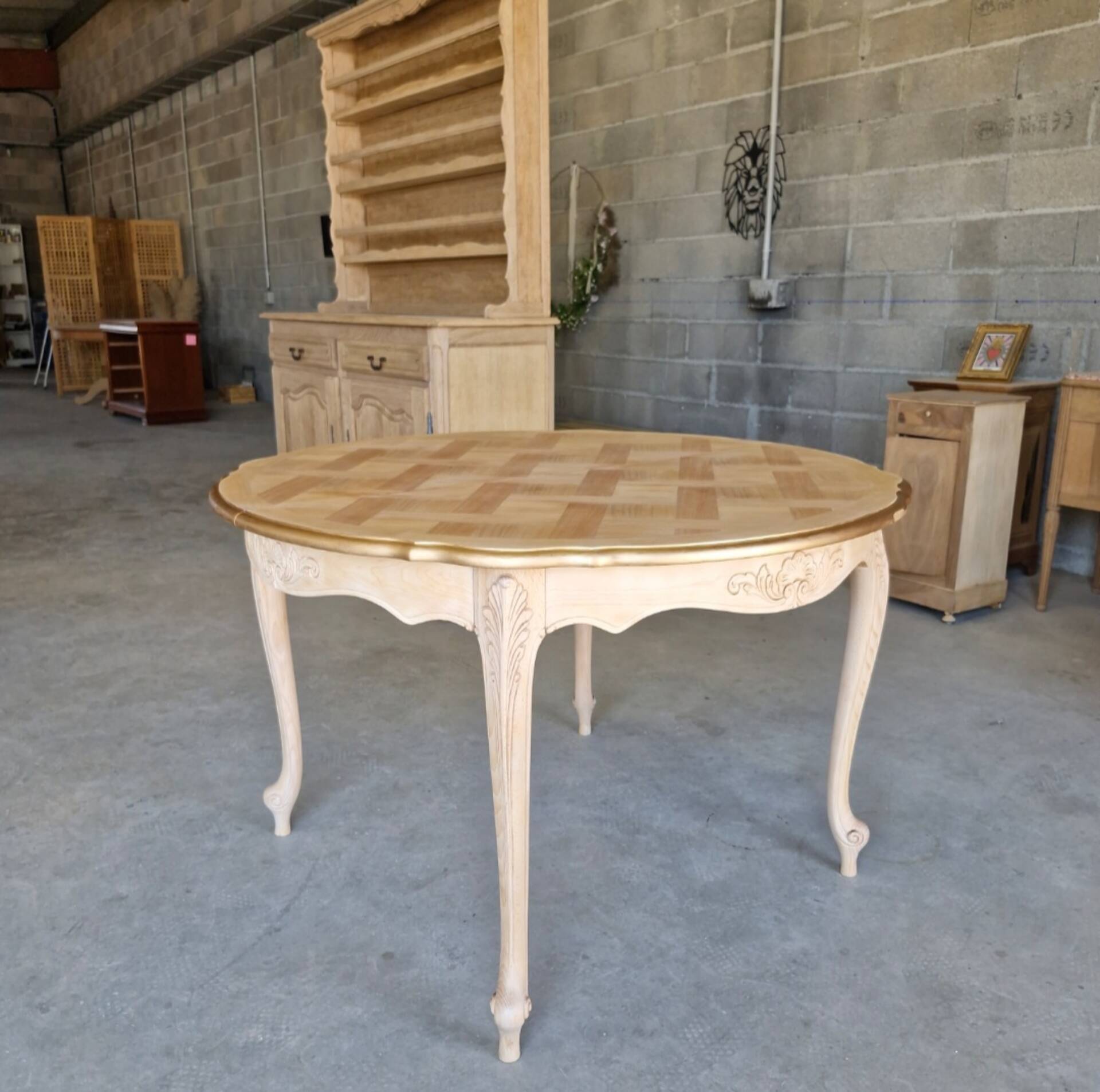 Round table made of cherry wood, sanded and varnished.