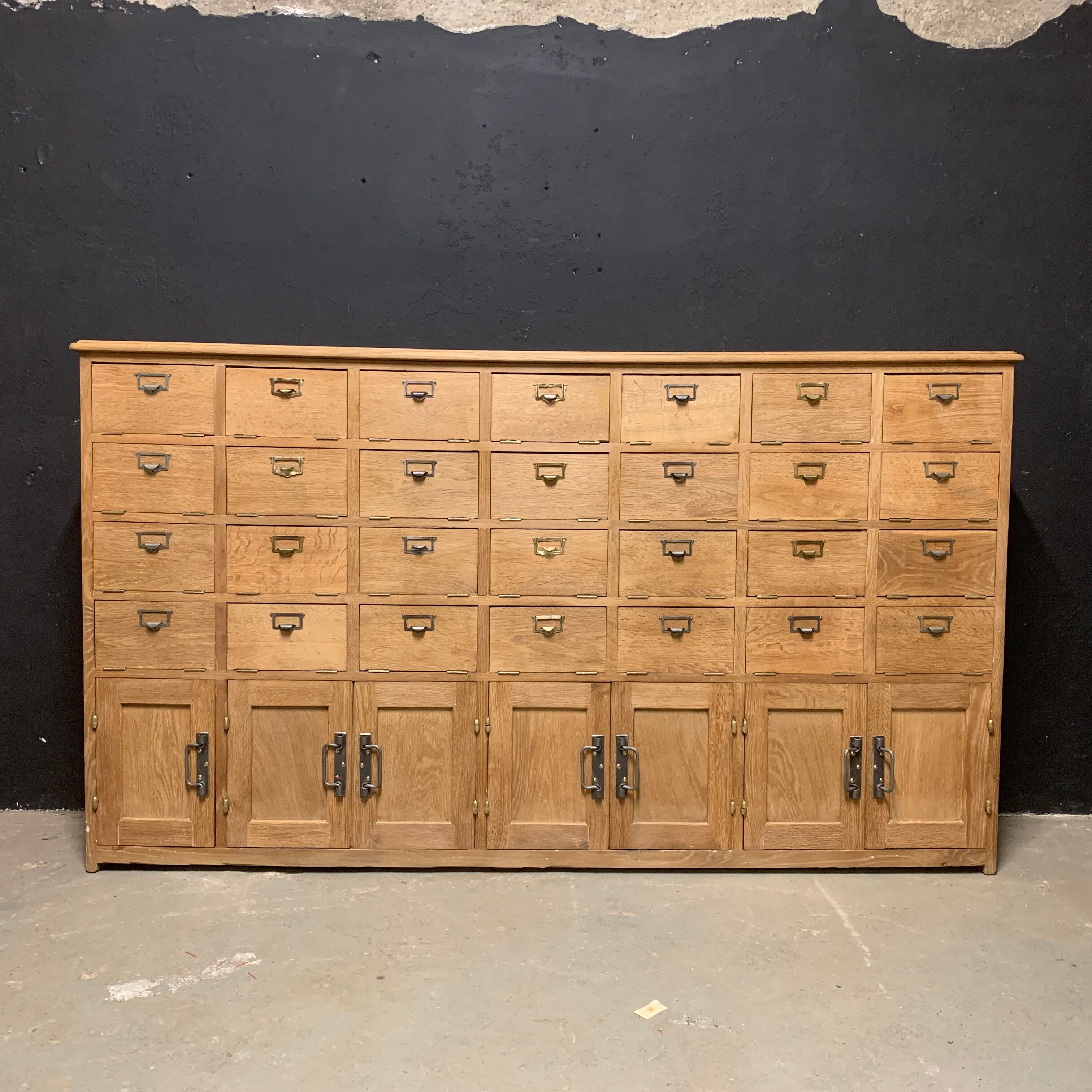 Notary's trade furniture with oak valve