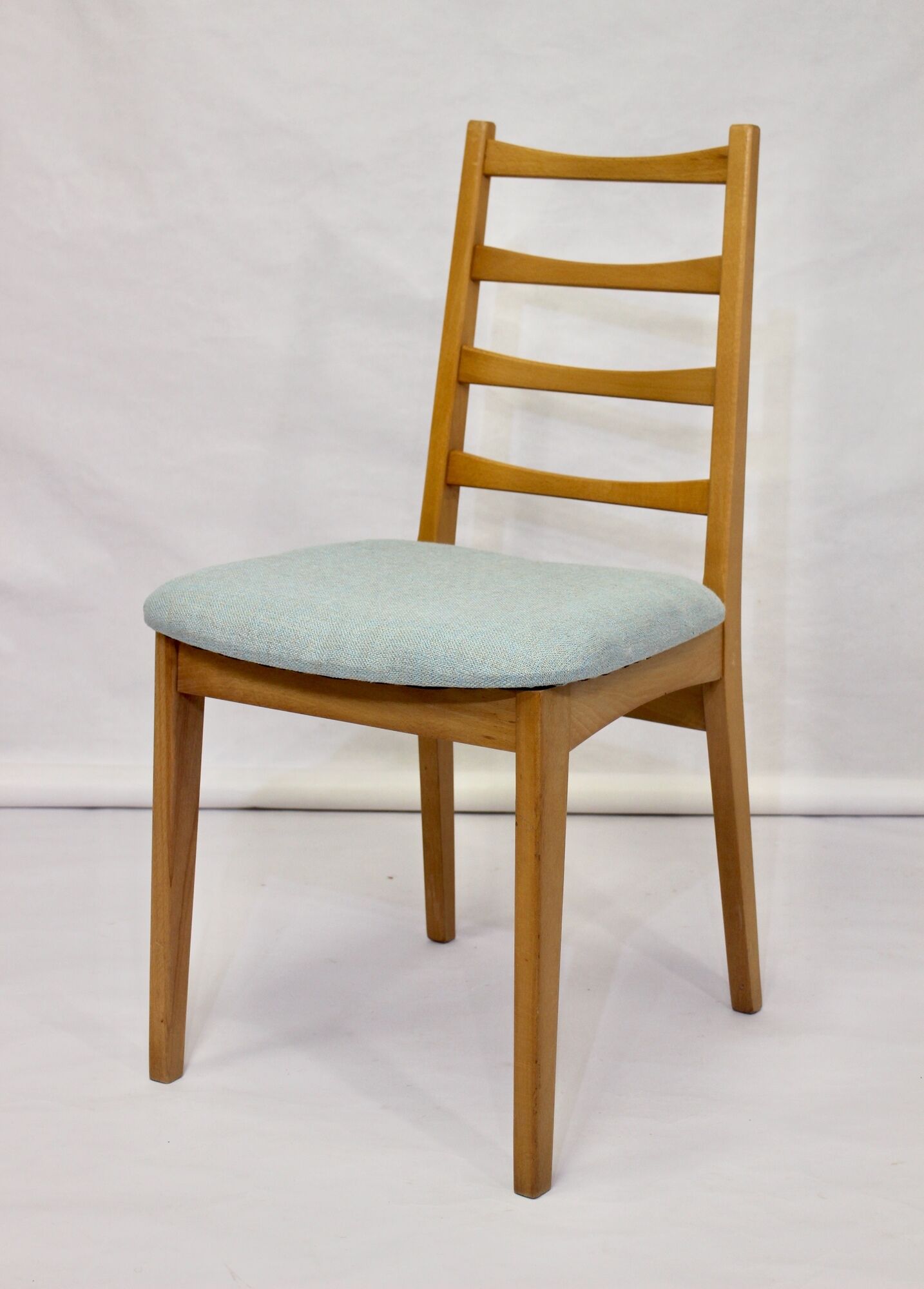 Set of 4 year old Scandinavian chairs restored fabric Edition Lelievre .