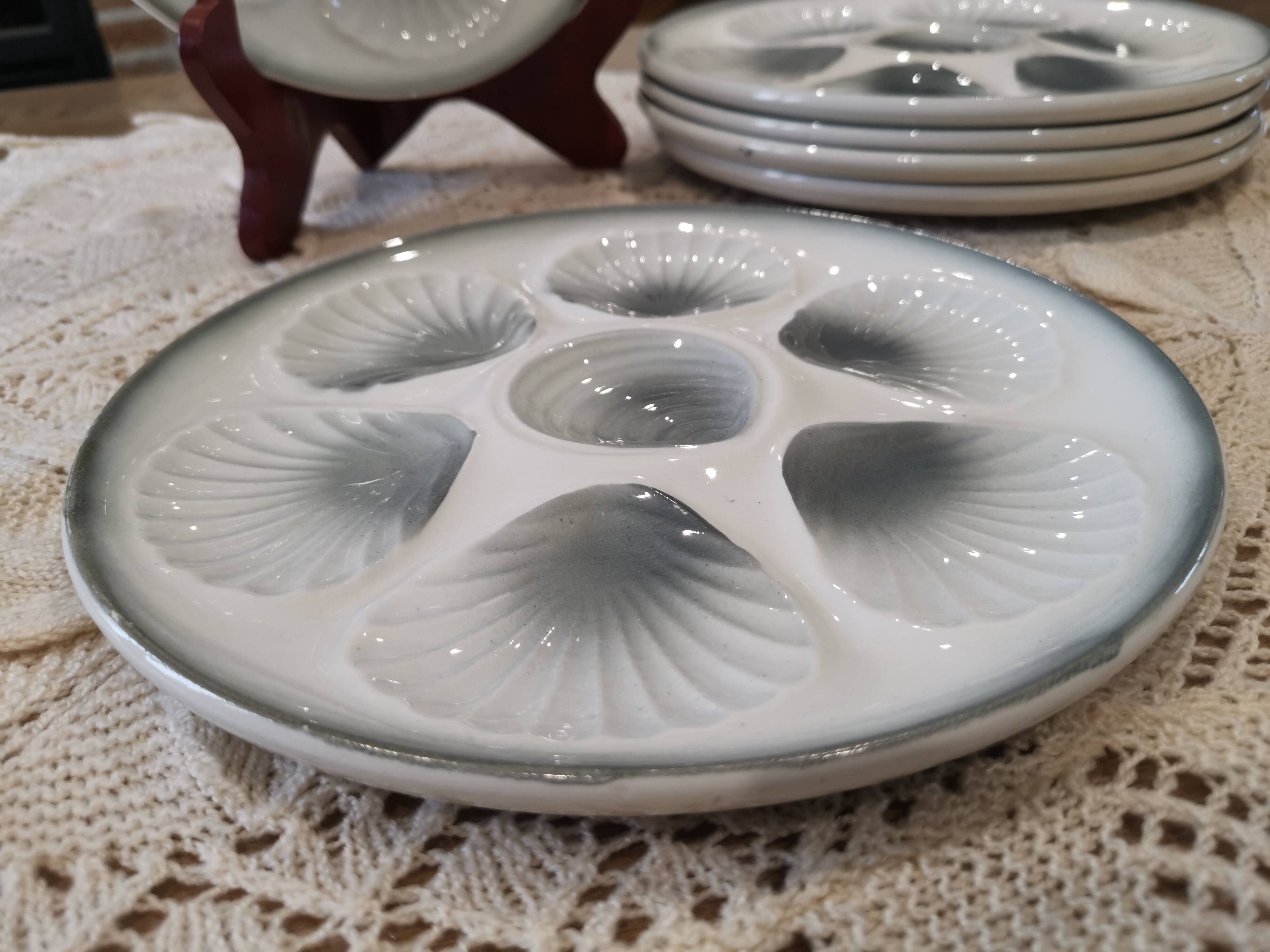 6 Moulin des Loups oyster plates in white and gray barbotine