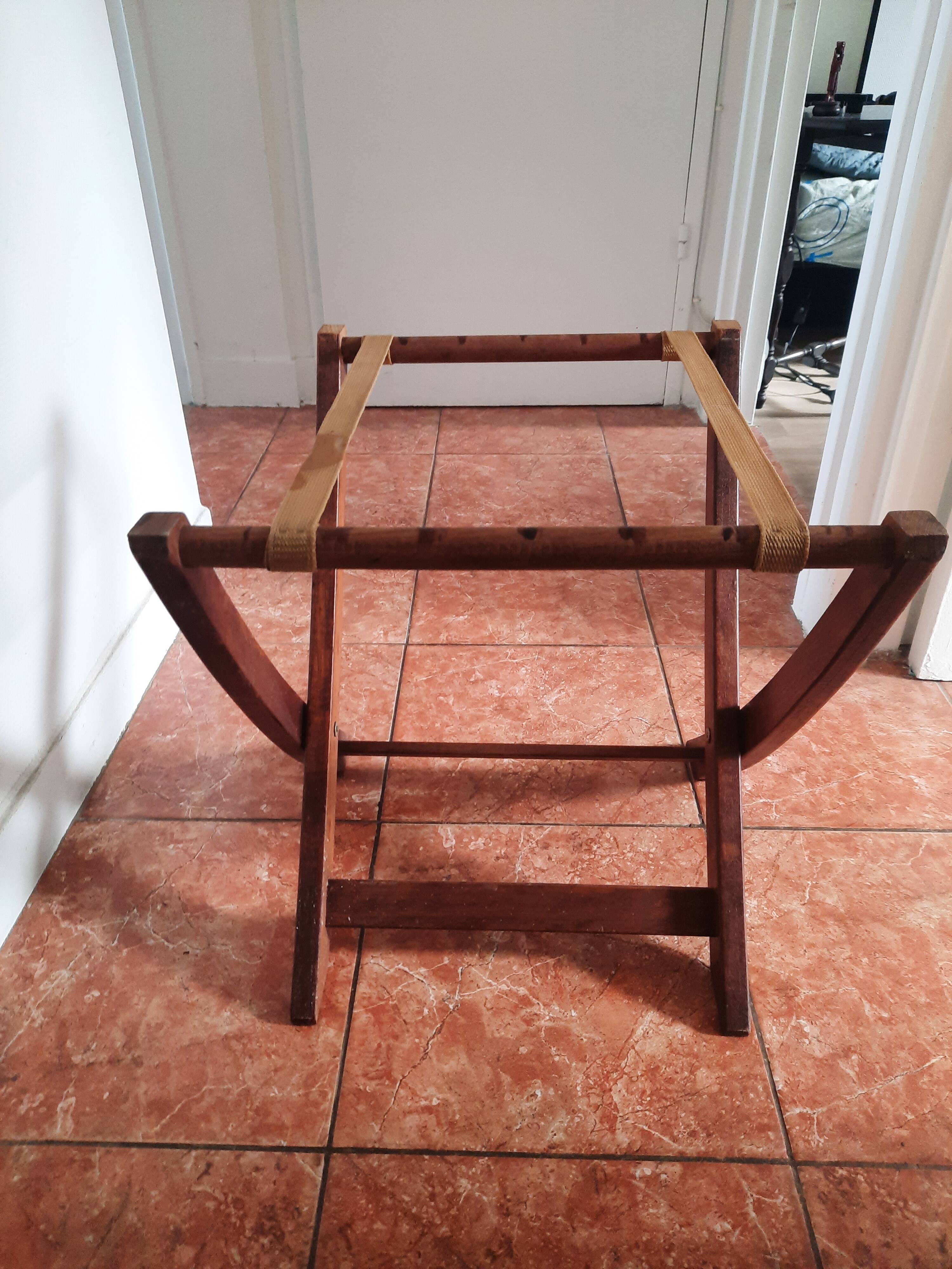 Folding coffee table