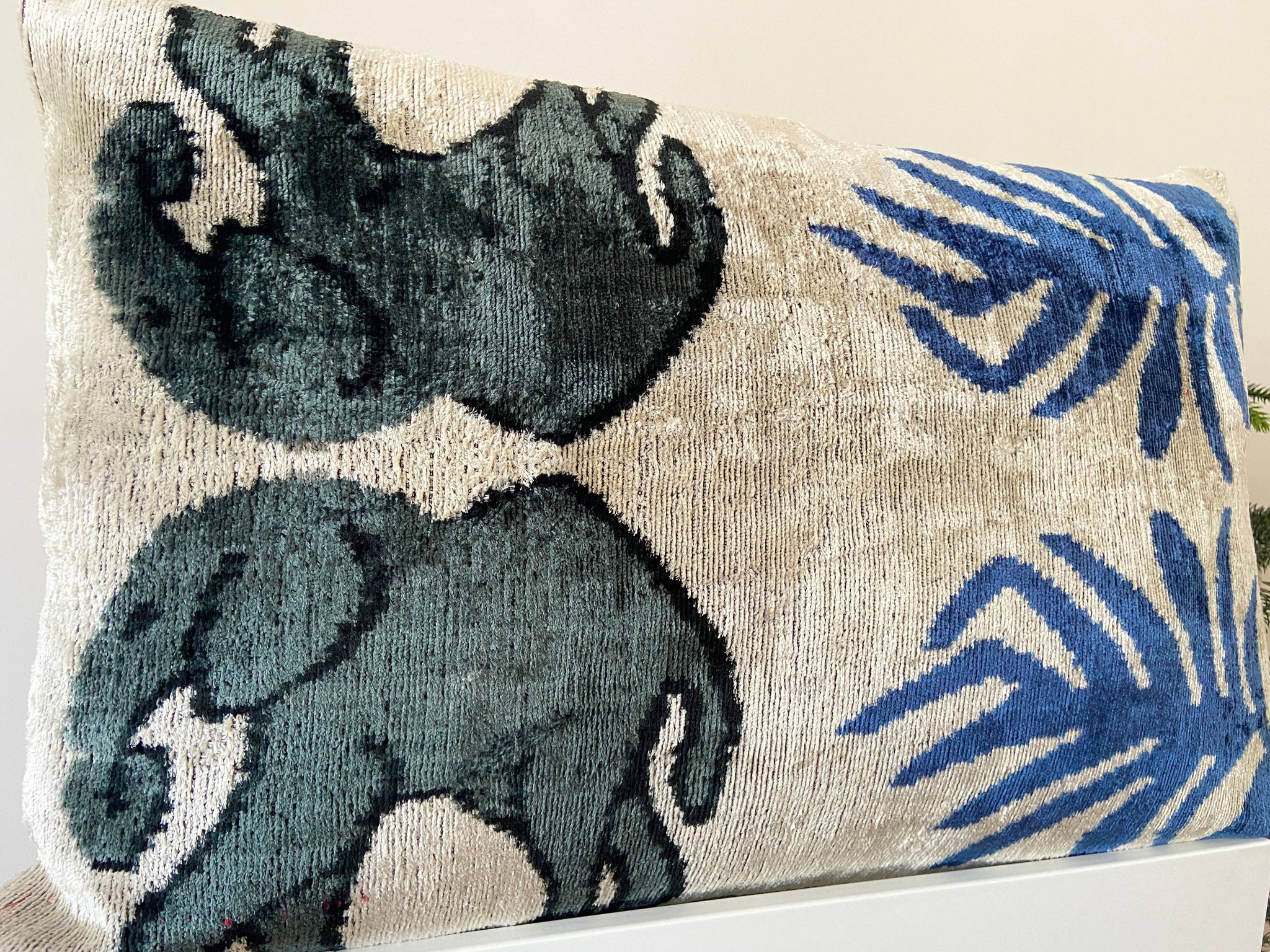 Coussin Ikat en velours éléphants persans