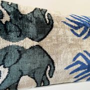 Coussin Ikat en velours éléphants persans