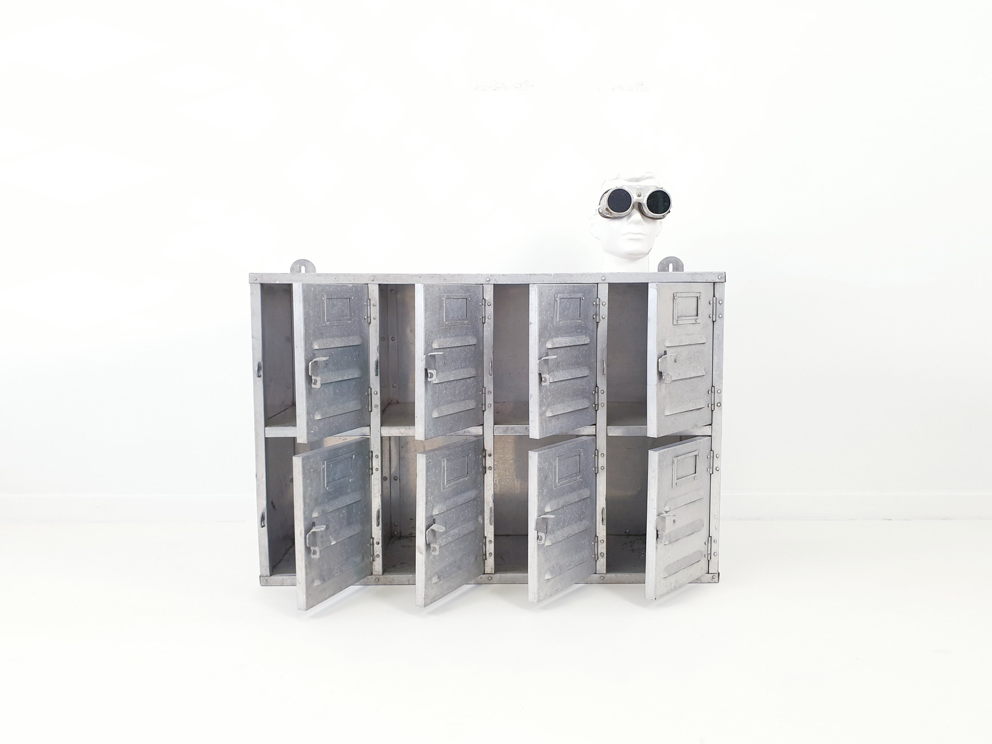 Industrial furnishings in riveted aluminium