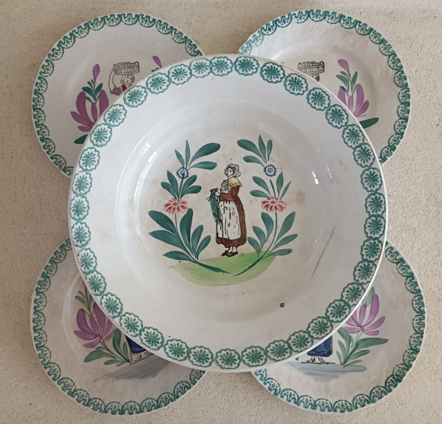 Lot plat creux et 4 assiettes Saint Amand vers 1900