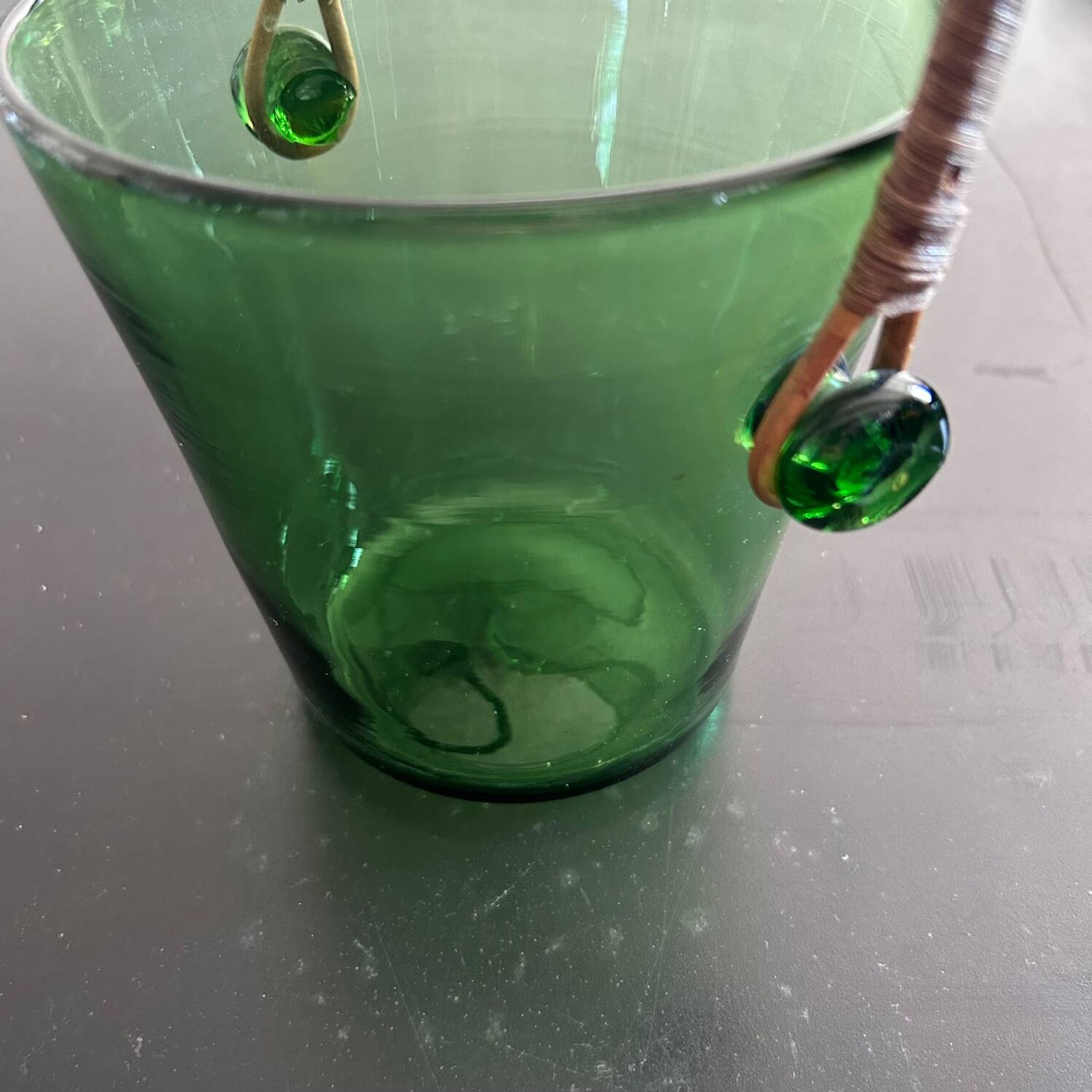 Seau à glace en verre vert et rotin