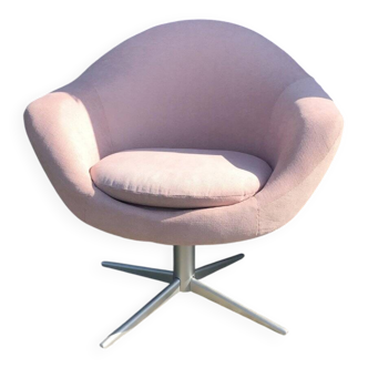 Mid-century swivel armchair in pink velvet with silver metal base, 1960s.