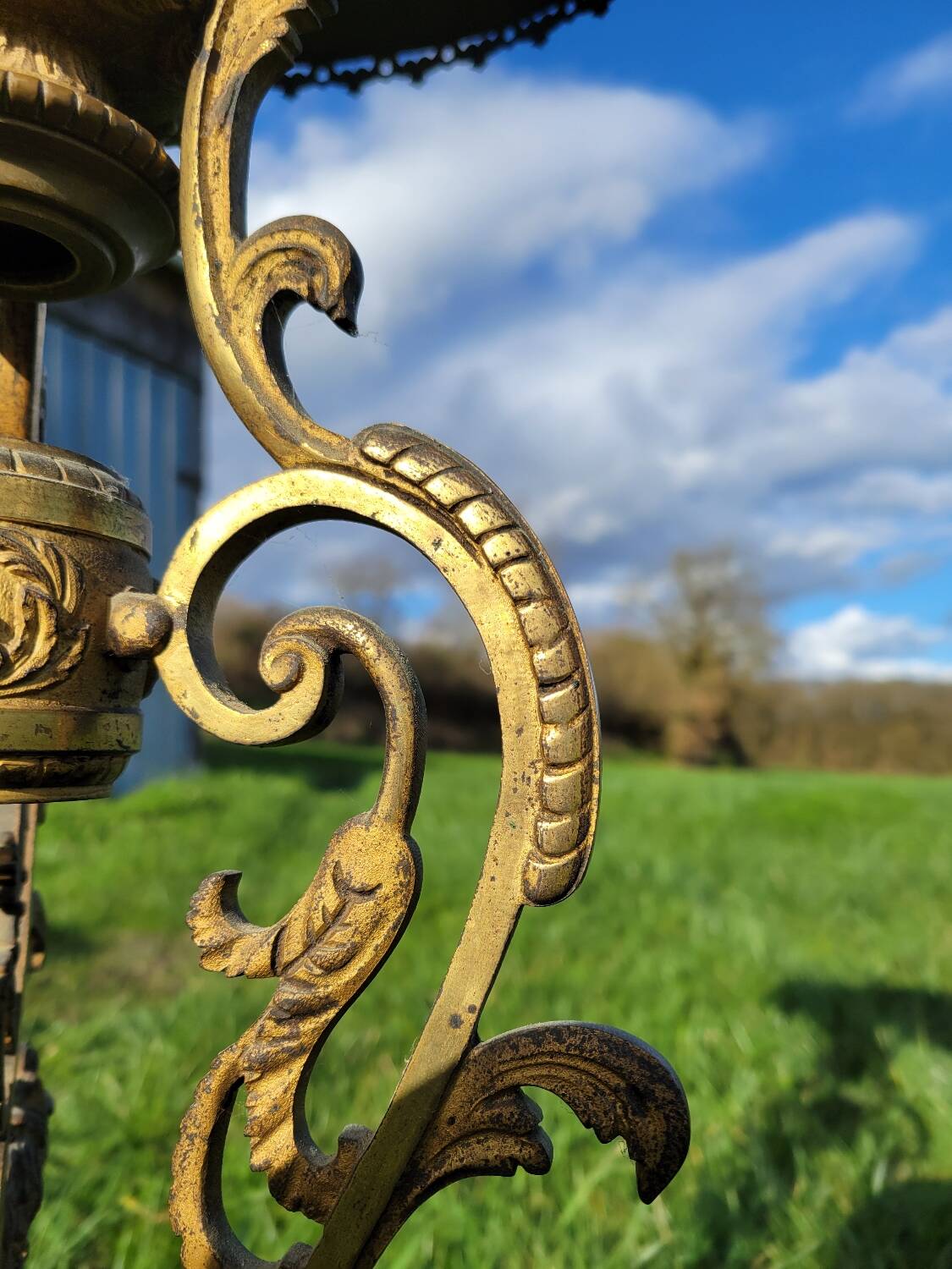 Round table in marble and gilded bronze