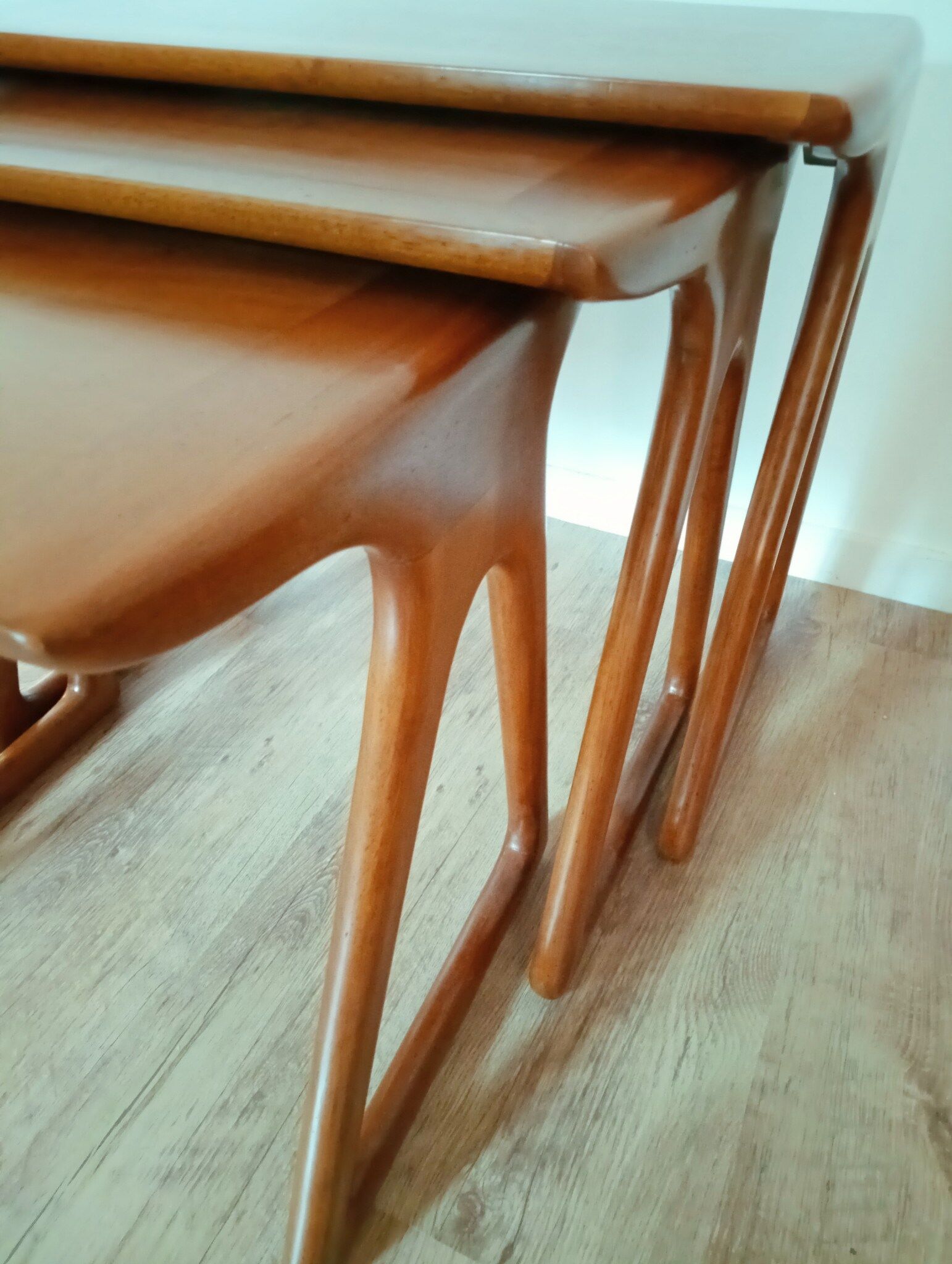 Nesting tables seventies
