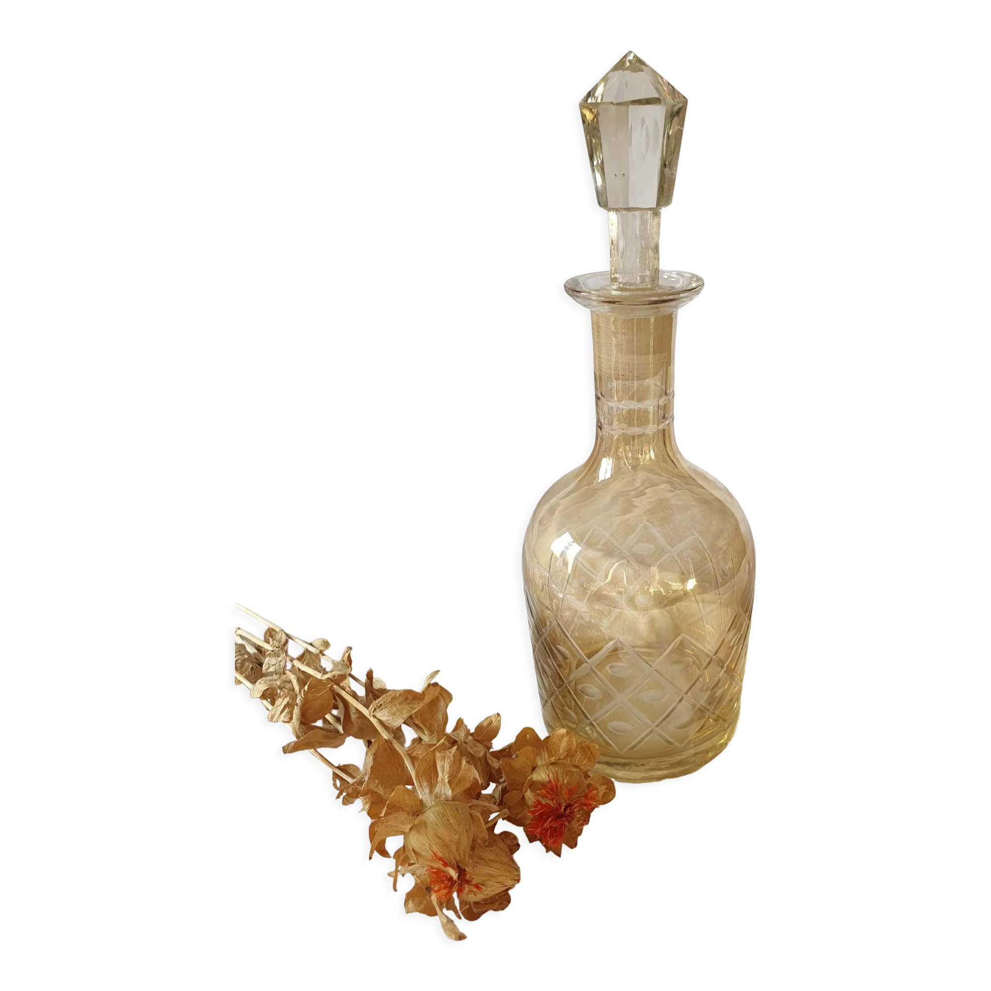 Carafe jaune en verre ciselé