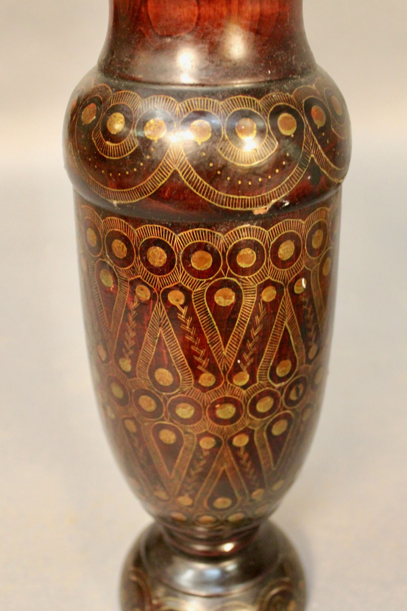 Vase en bois tourné incrustation laiton oriental